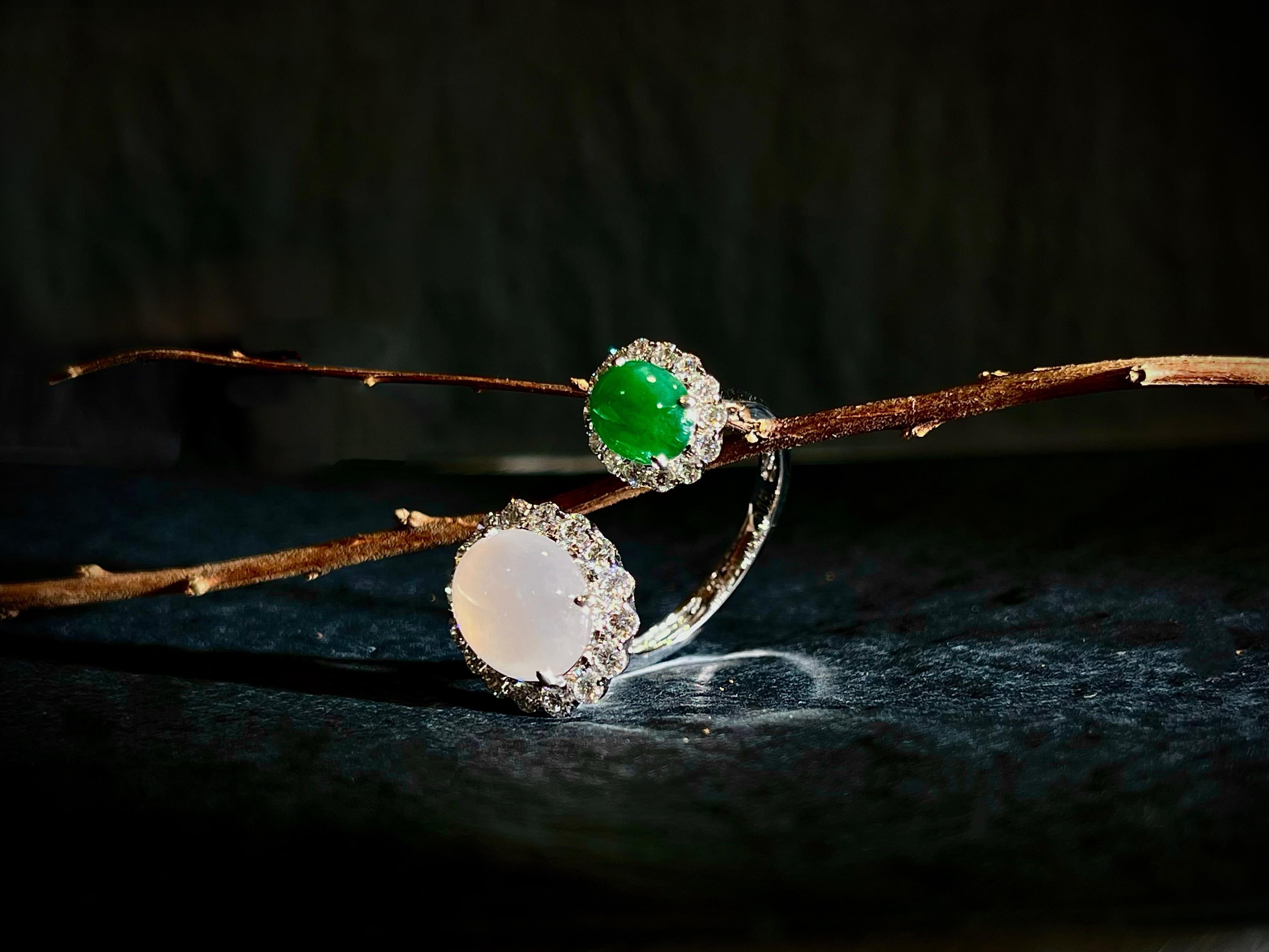 Questo eccezionale anello di giada naturale presenta una colorazione intensa e uniforme e una trasparenza cristallina dalla brillantezza abbagliante. Meticolosamente incastonato in oro bianco a 18 carati, è impreziosito da 0,91 carati di diamanti