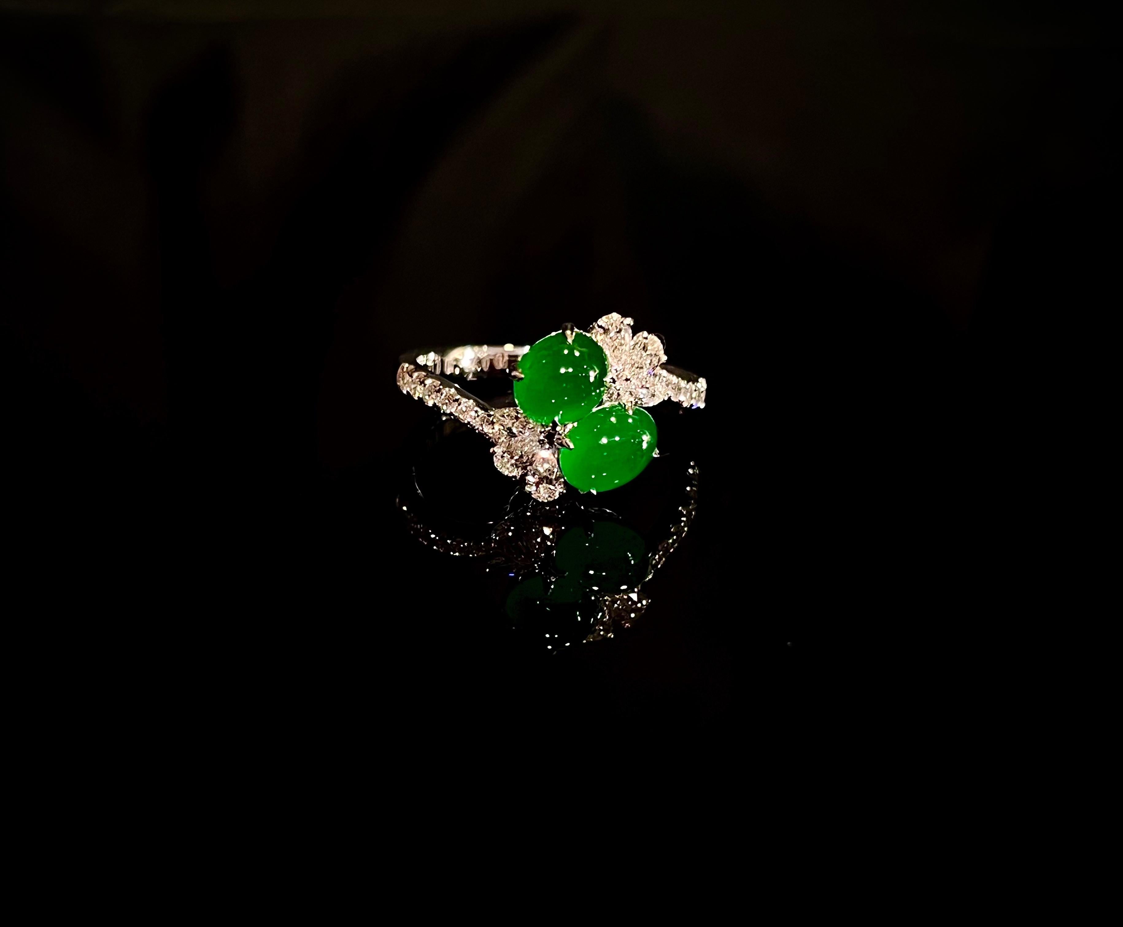 Questo squisito anello di giadeite naturale mette in mostra una gemma di qualità superiore con una colorazione piena e vibrante e una trasparenza eccezionale, mostrando la bellezza luminosa tipica della giada imperiale pregiata. La pietra brillante