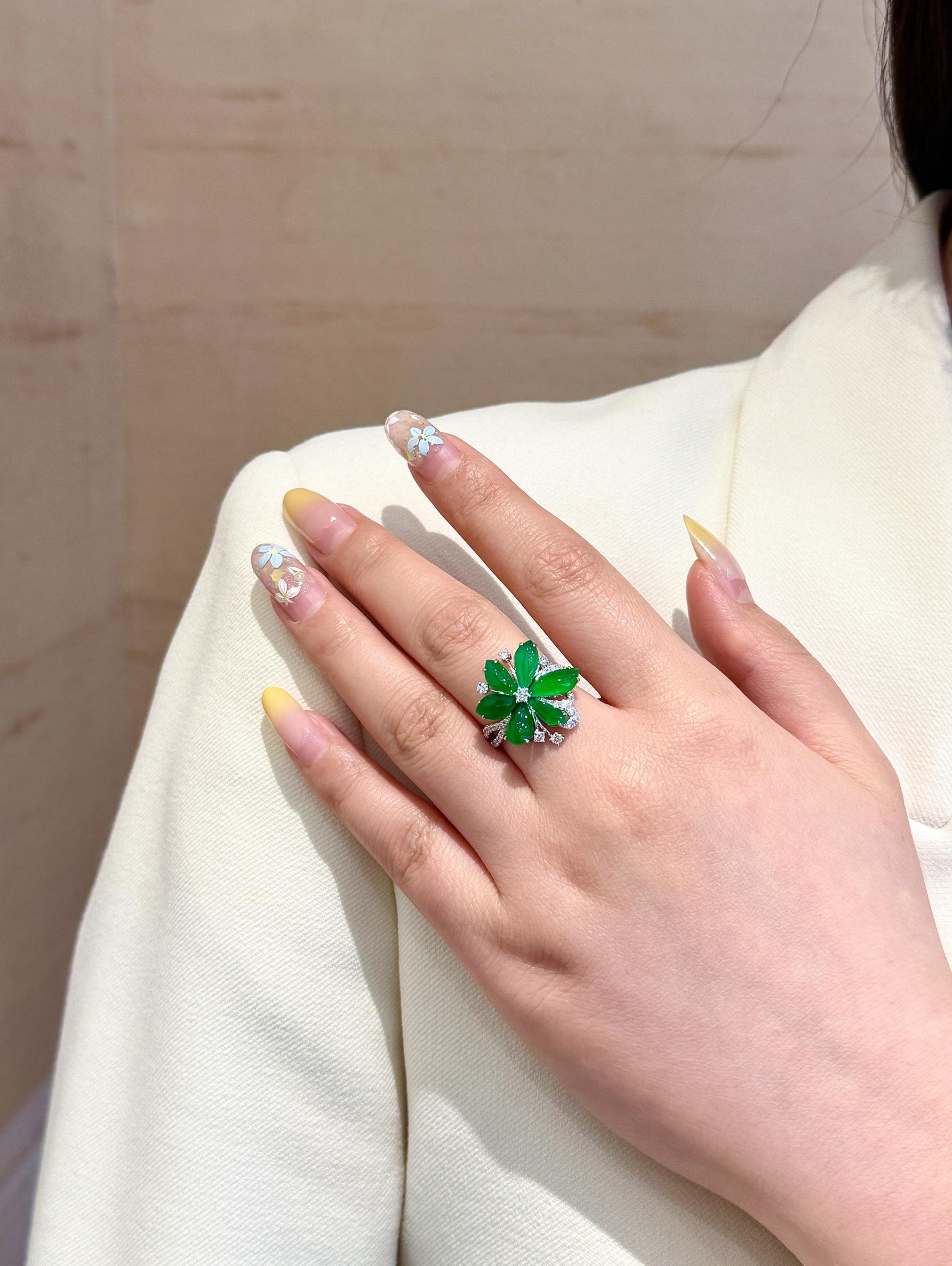 Anello in giadeite naturale e diamanti in oro bianco 18 carati In condizioni Nuovo in vendita a Macau, MO