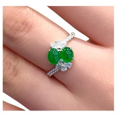 Anello in giadeite naturale e diamanti in oro bianco 18 carati
