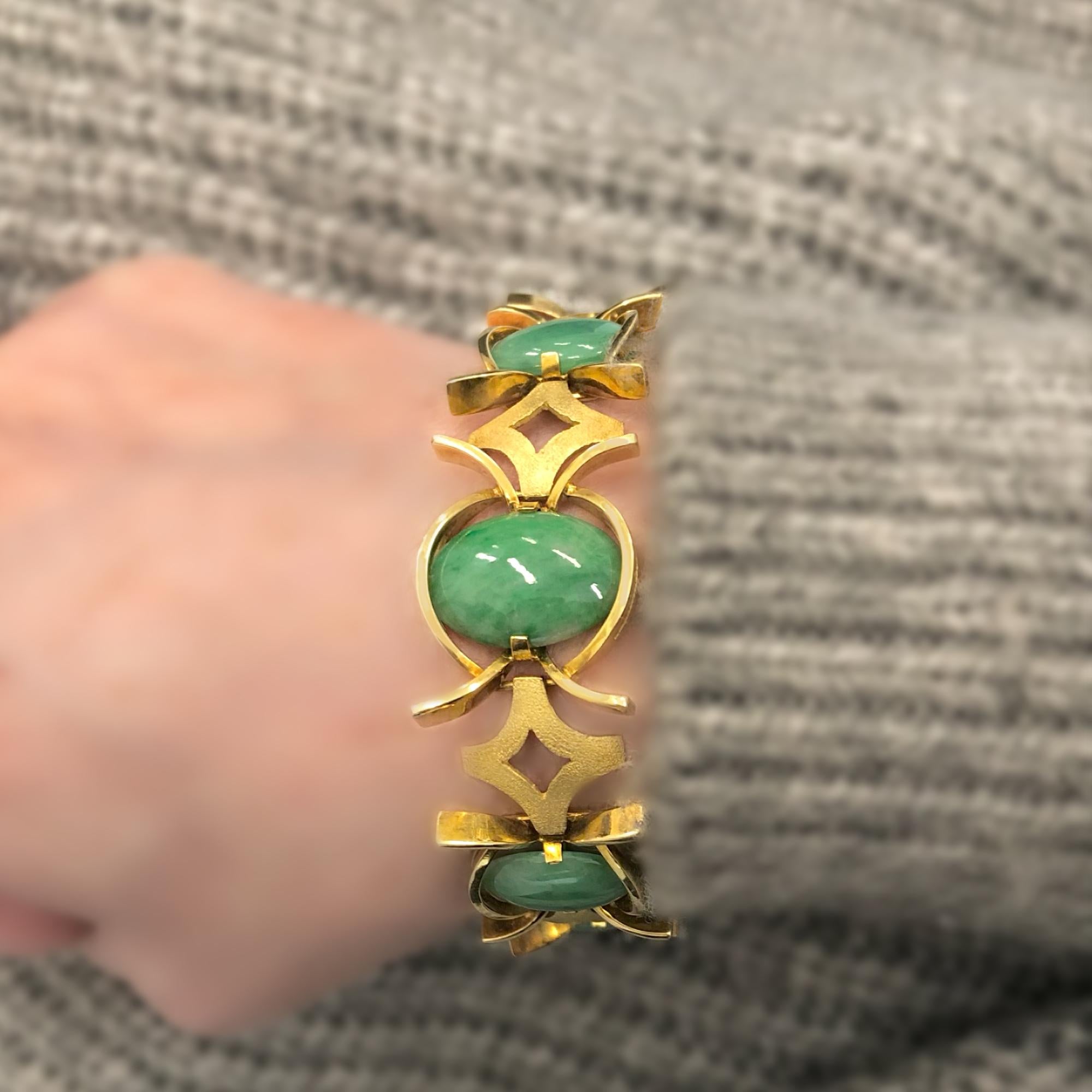 Natural Jadeite jade Cabochon and 18k Gold Bracelet In Excellent Condition For Sale In Miami, FL