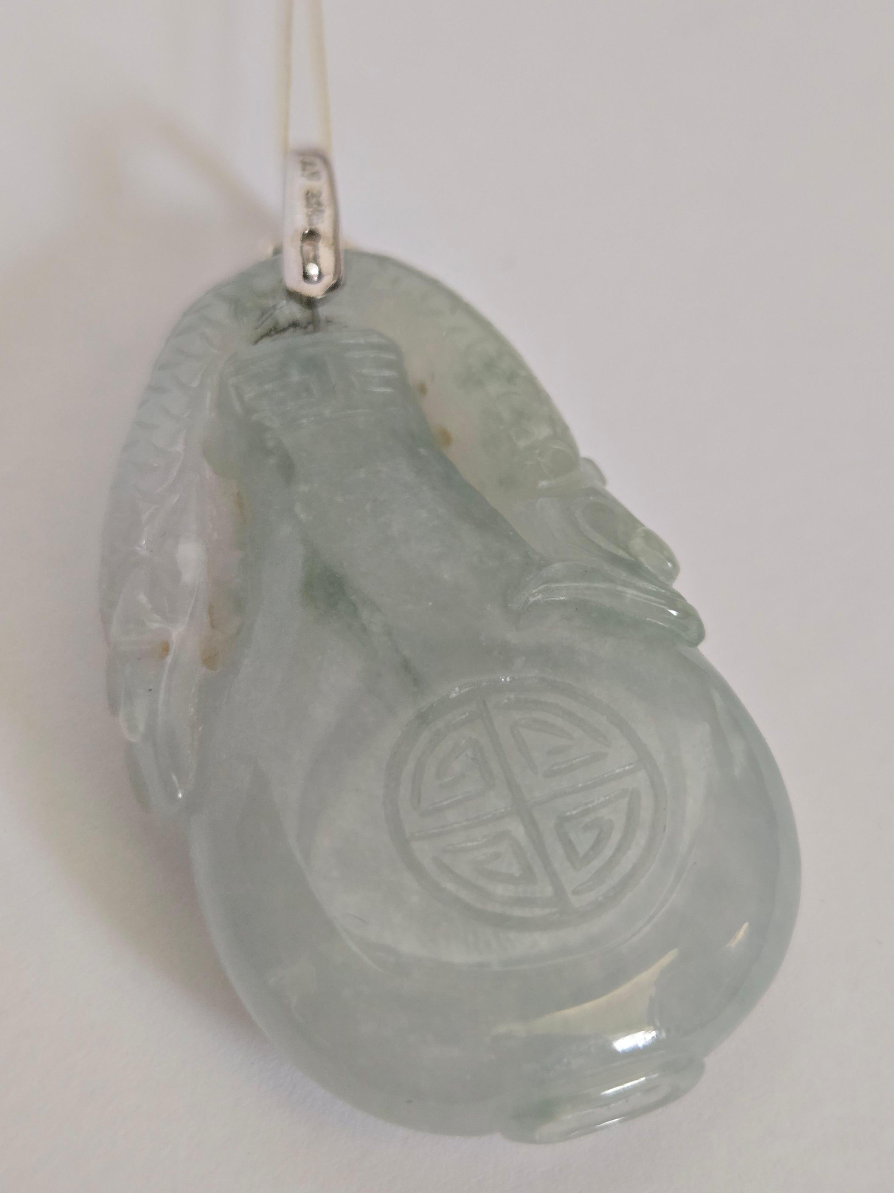 Colgante de Jadeíta Natural con Dragón Tallado y Colgante de Botella en venta 5