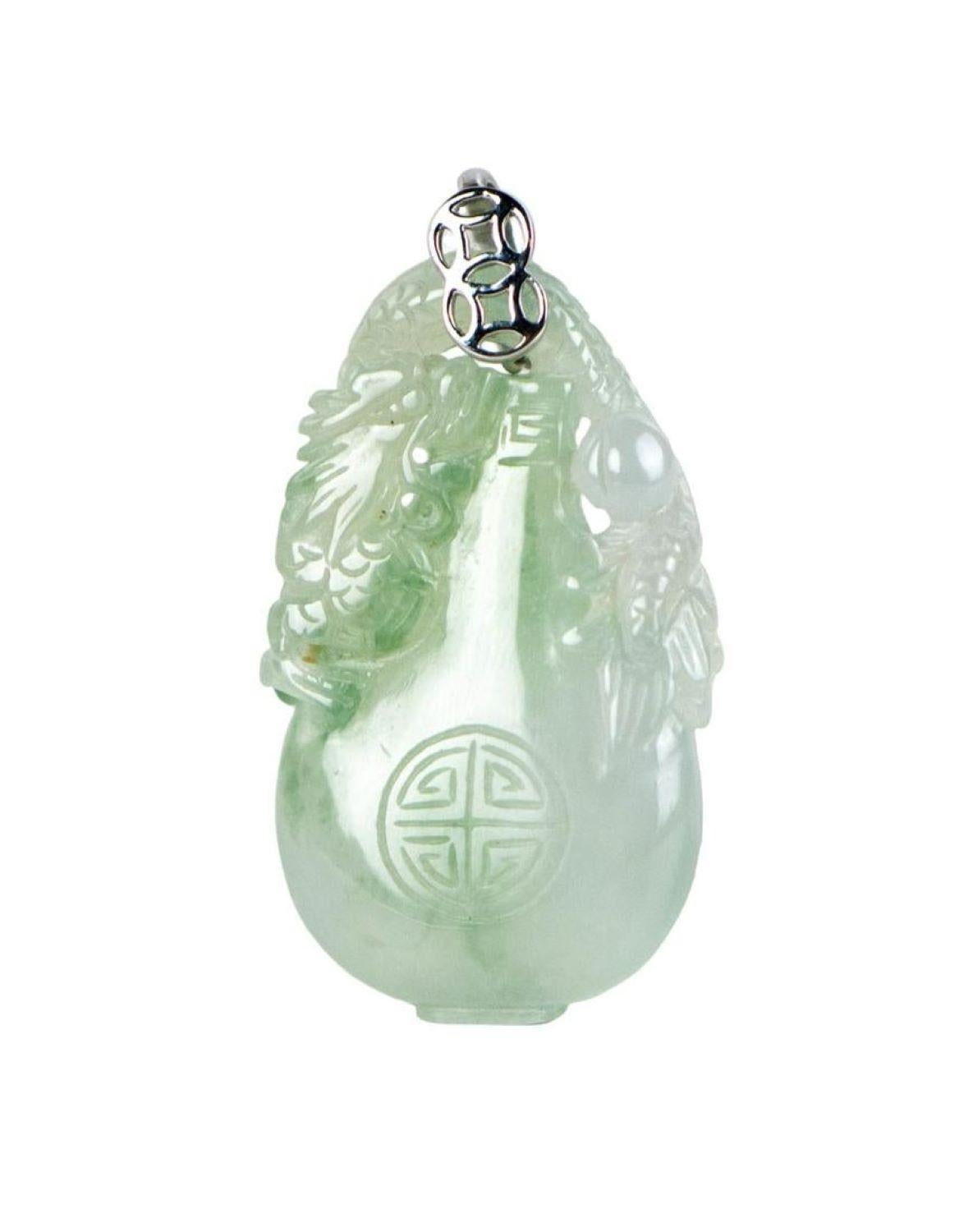 Colgante de Jadeíta Natural con Dragón Tallado y Colgante de Botella en venta 10
