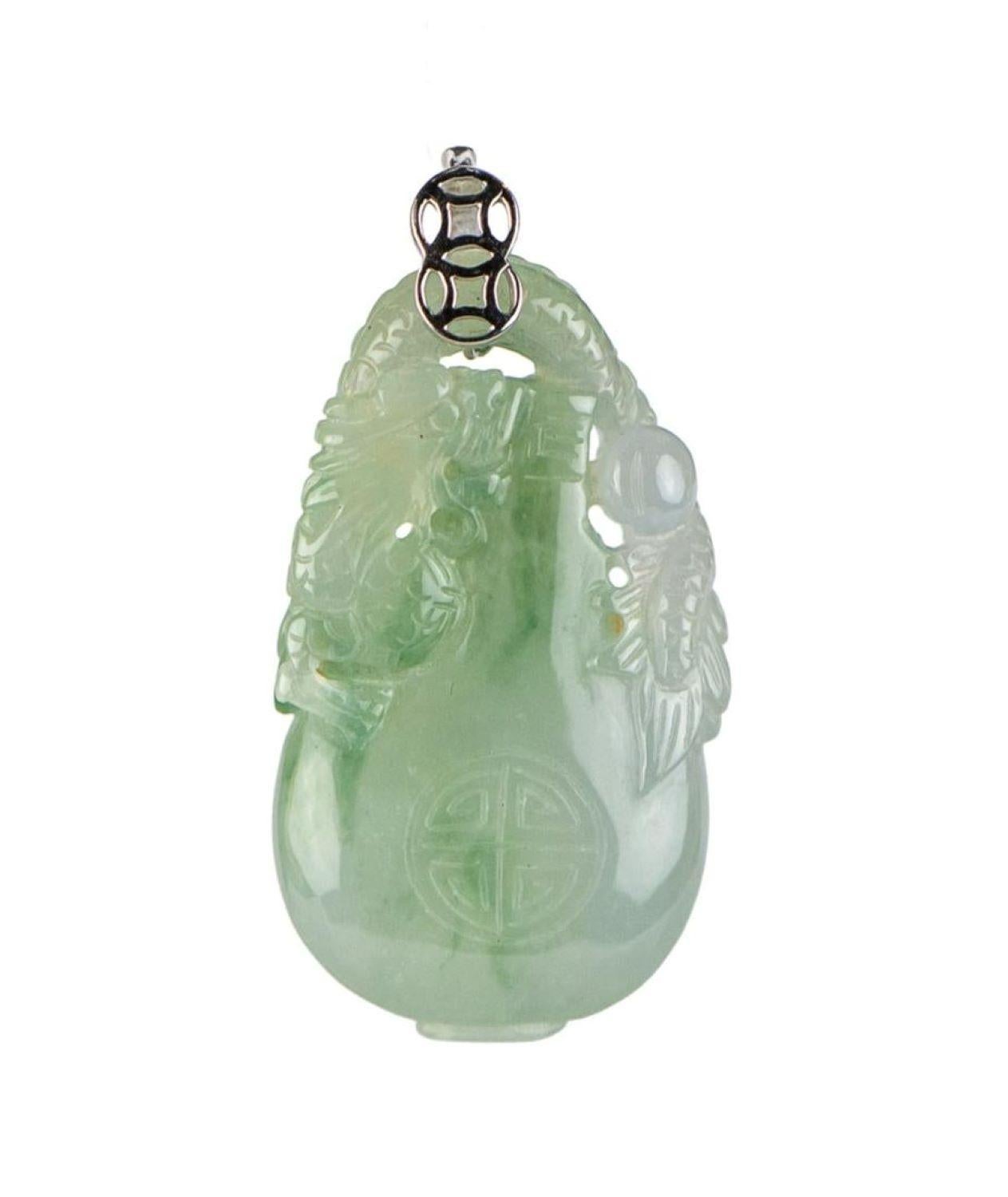 Colgante de Jadeíta Natural con Dragón Tallado y Colgante de Botella en venta 11