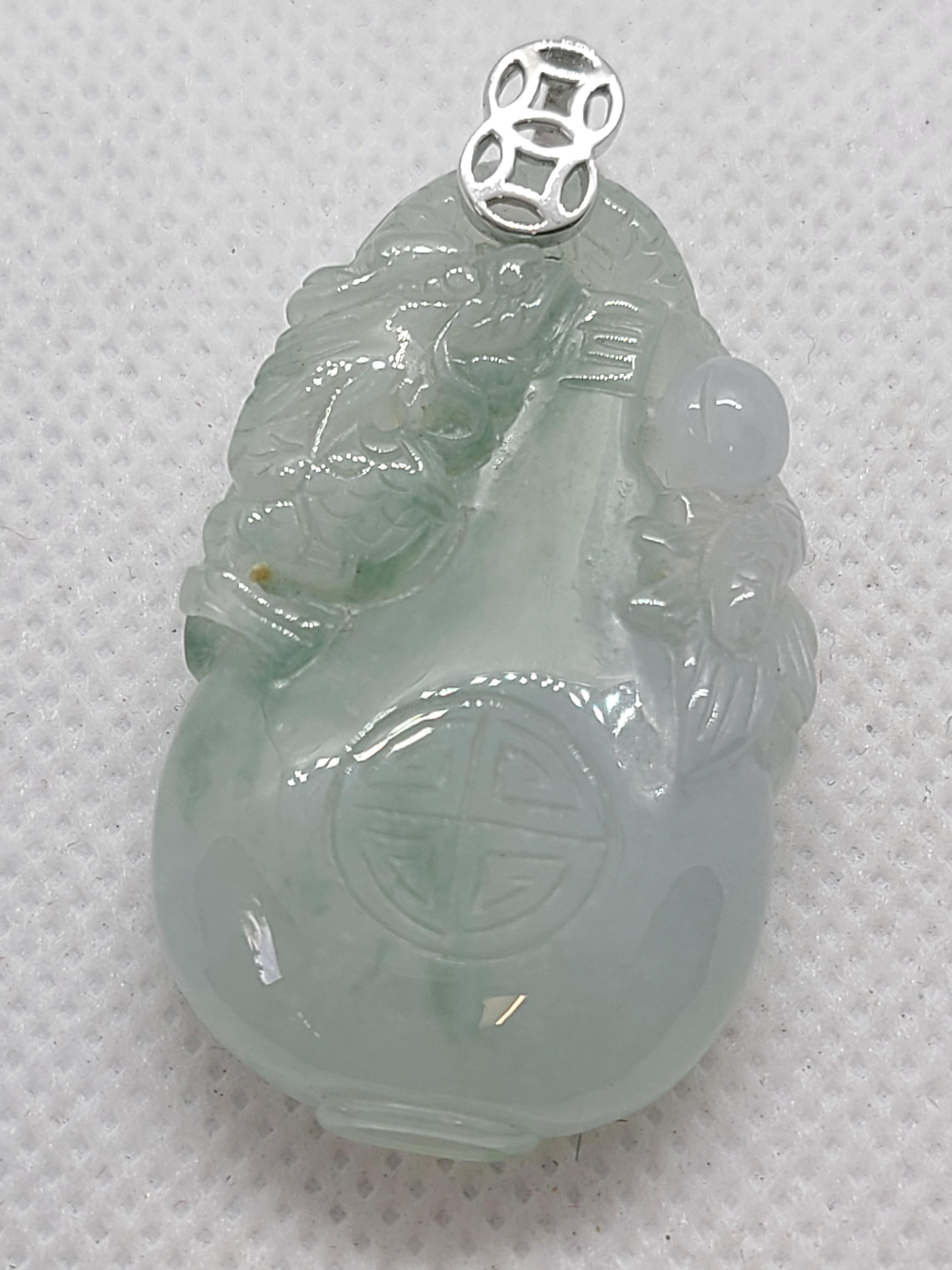 Colgante de Jadeíta Natural con Dragón Tallado y Colgante de Botella en Bueno estado para la venta en Pasadena, CA