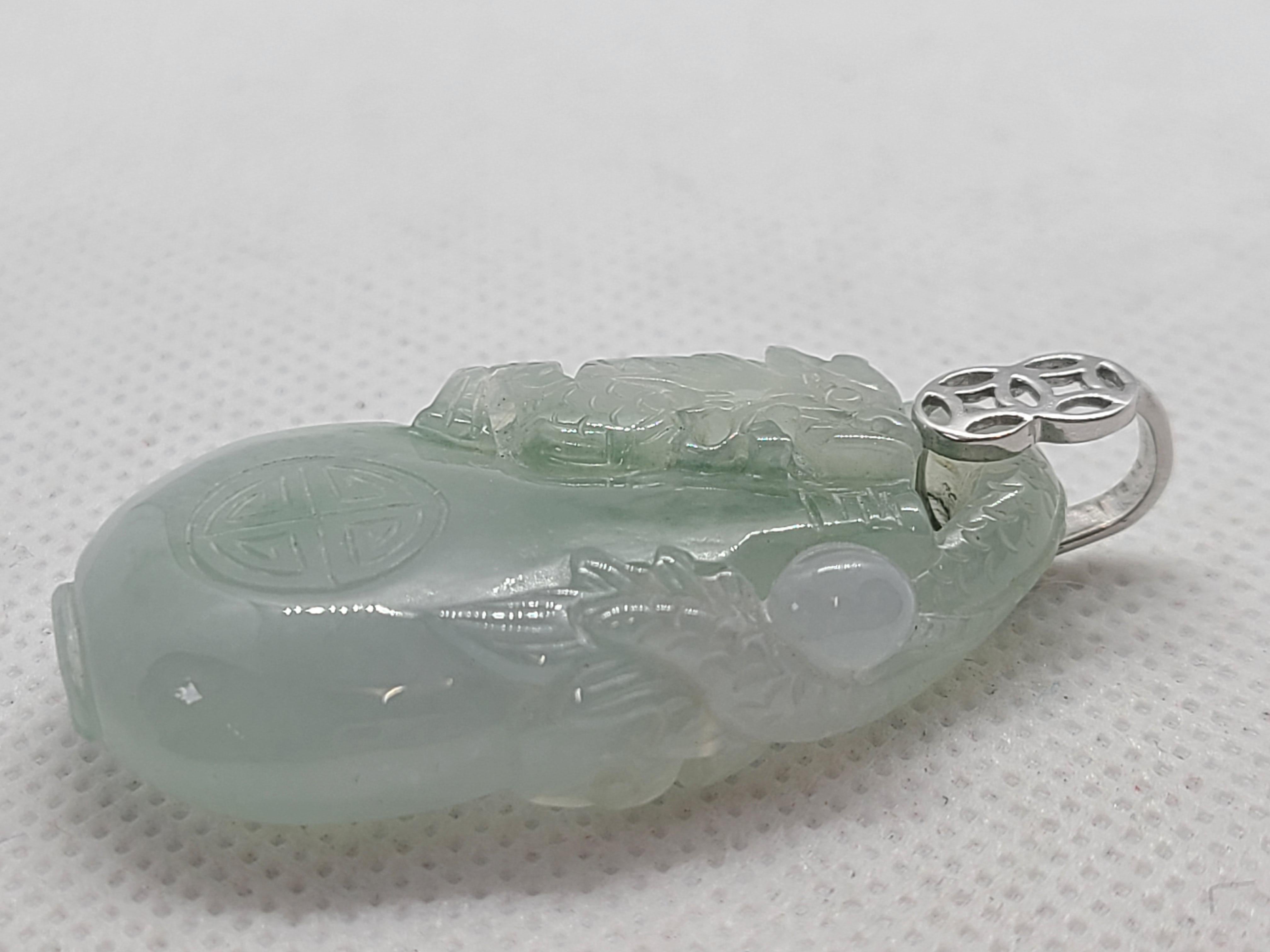 Femenino o masculino Colgante de Jadeíta Natural con Dragón Tallado y Colgante de Botella en venta