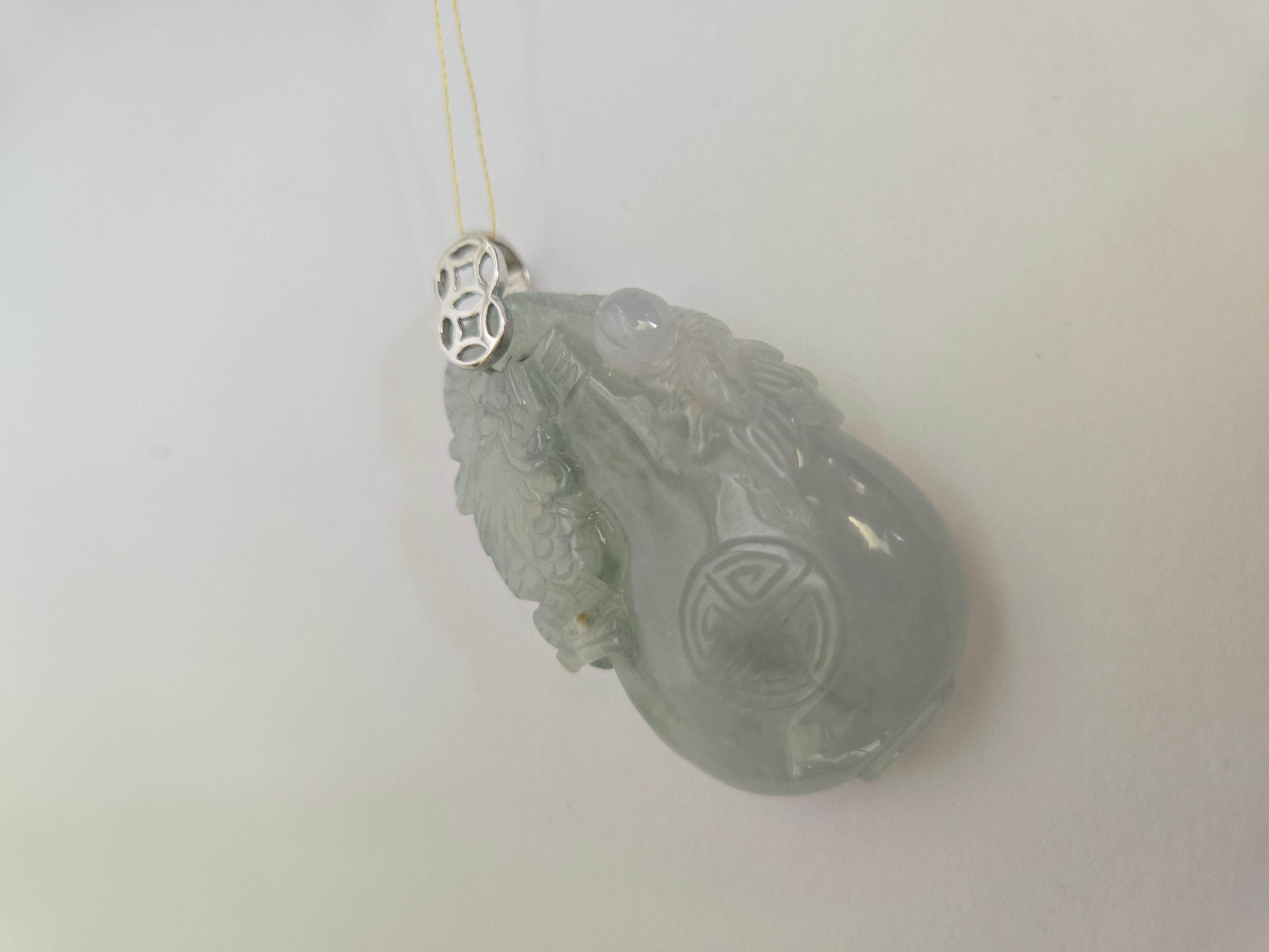 Colgante de Jadeíta Natural con Dragón Tallado y Colgante de Botella en venta 1