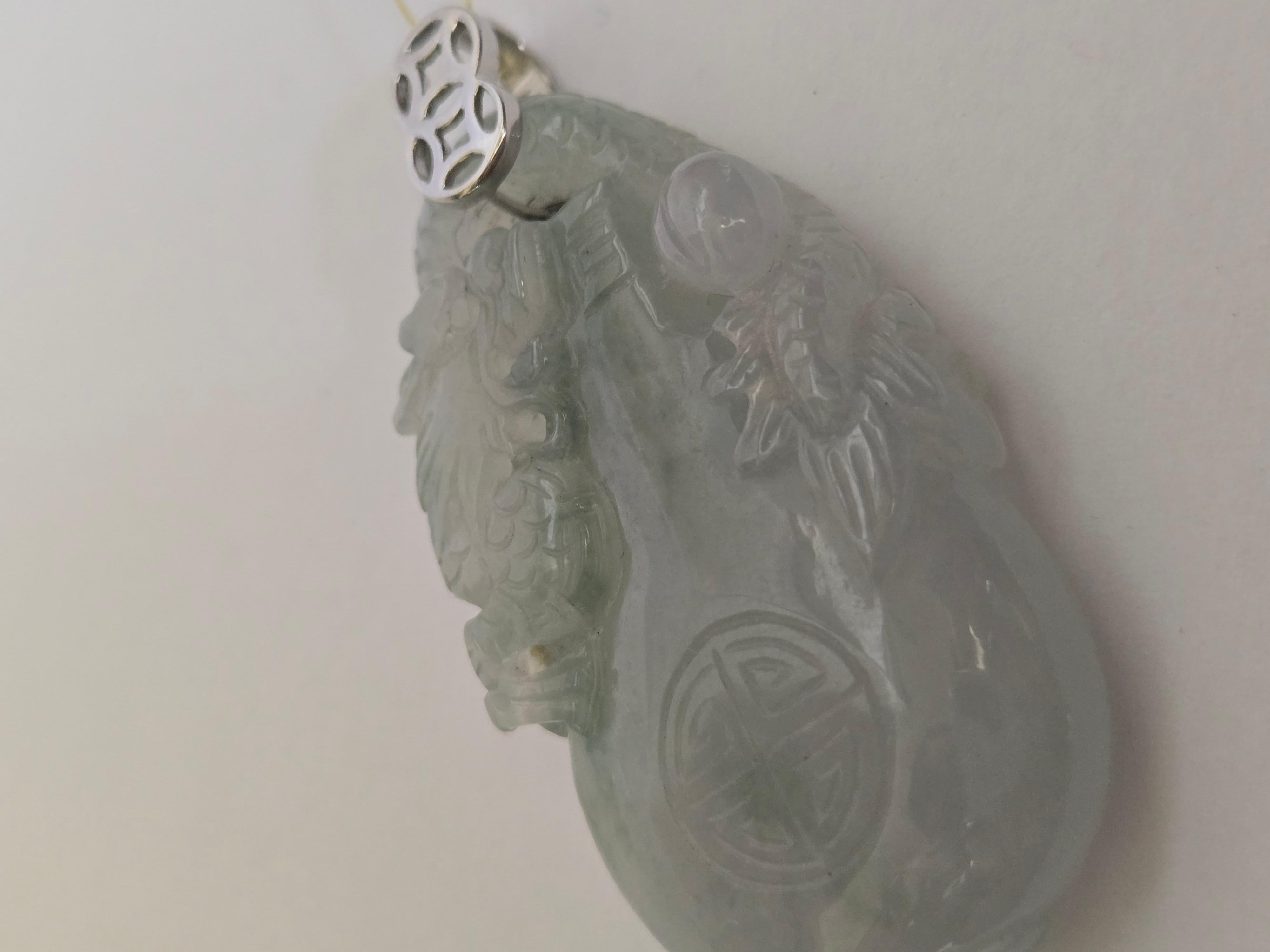Colgante de Jadeíta Natural con Dragón Tallado y Colgante de Botella en venta 3