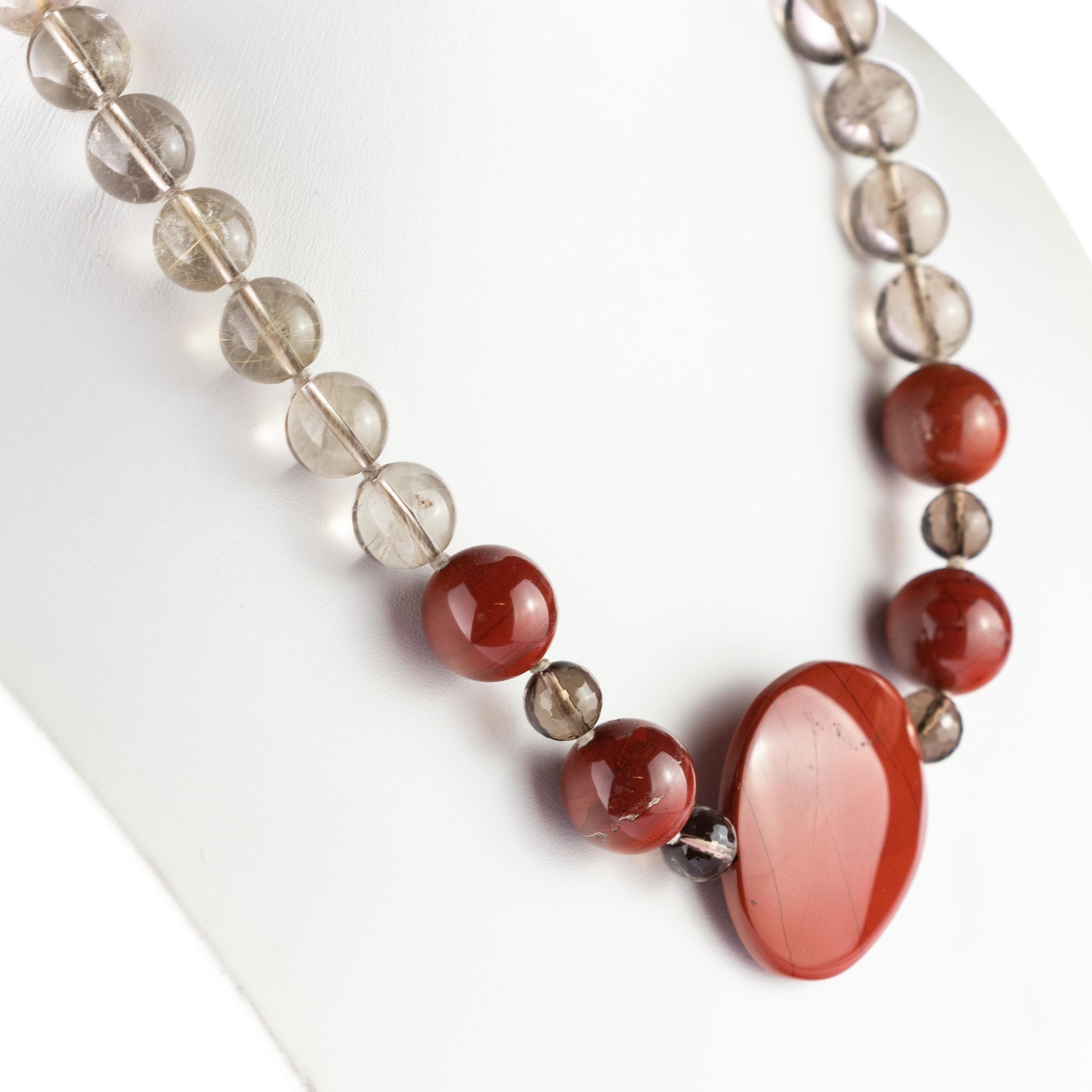 Collana luminosa caratterizzata da tanta classe e glamour. Diaspro rotondo e sferico alla moda e quarzo fumé impreziosito da un look tribale e morbido. Un gioiello per una donna semplice ed elegante che non teme il colore, la storia e l'unicità. Con