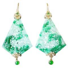 Orecchini di giada intagliata a forma di aquilone in oro 18 carati con diamante e tsavorite