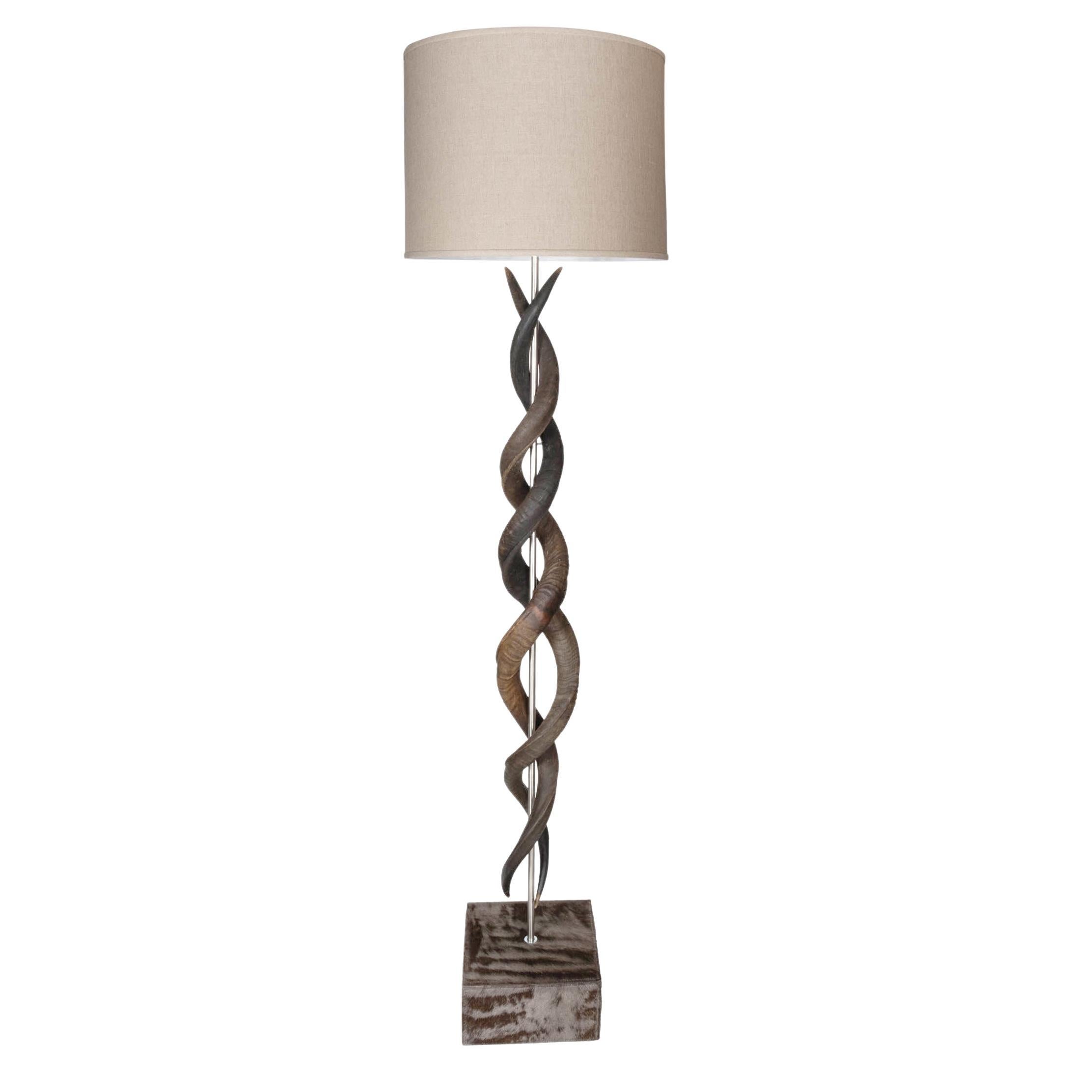 Stehbare Lampe-Natural Kudu Horn Double Twist  im Angebot