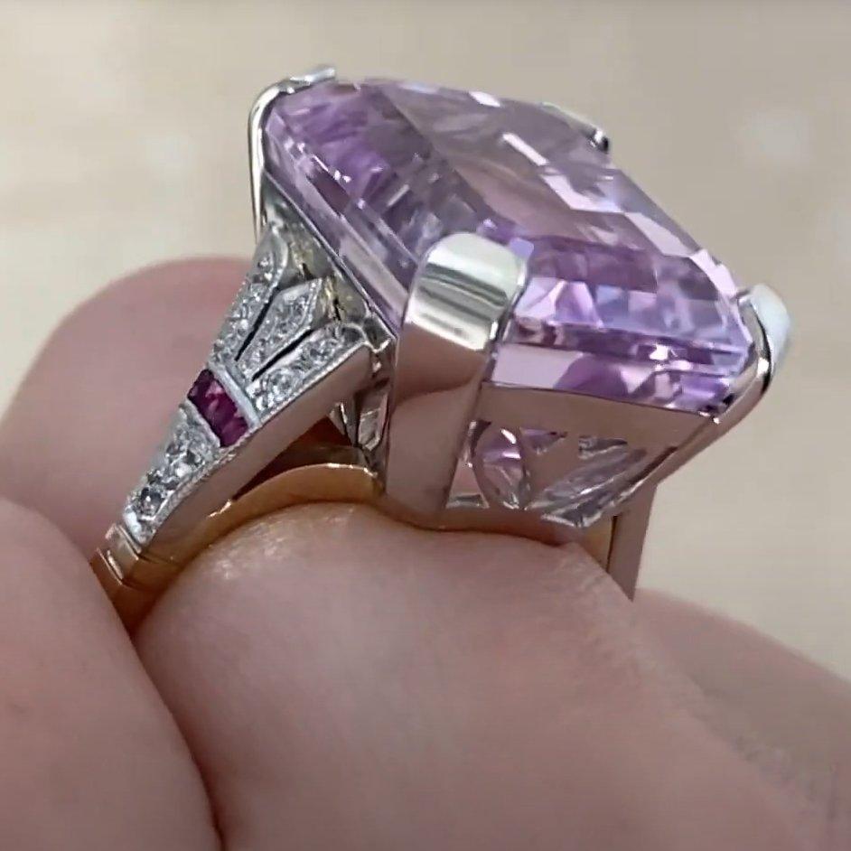 Ring mit natürlichem Kunzit und Diamanten, (ca. 20,80 Karat), Smaragdschliff, Platin im Zustand „Hervorragend“ im Angebot in New York, NY