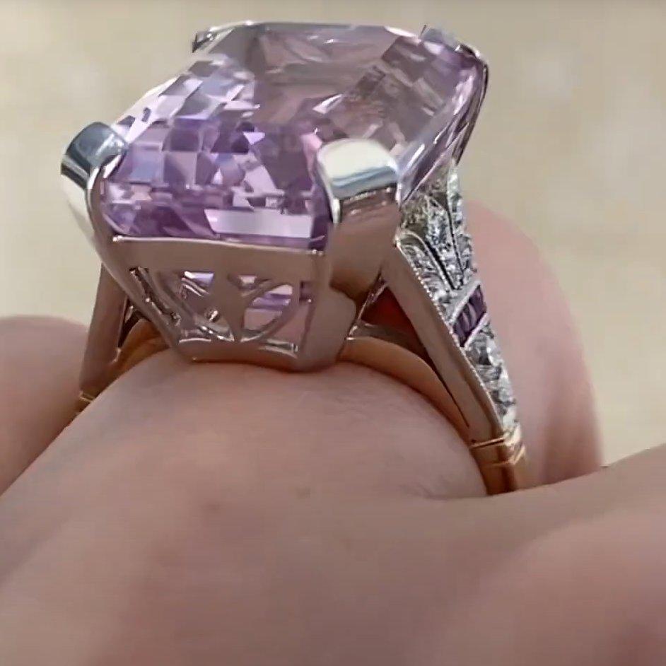 Ring mit natürlichem Kunzit und Diamanten, (ca. 20,80 Karat), Smaragdschliff, Platin Damen im Angebot