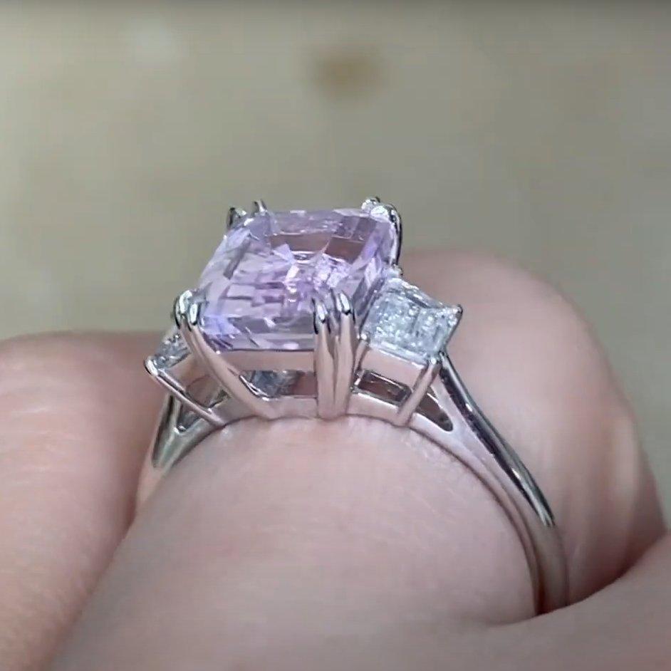 Anillo de kunzita natural y diamantes (aprox. 2,80 quilates), platino en Excelente estado para la venta en New York, NY