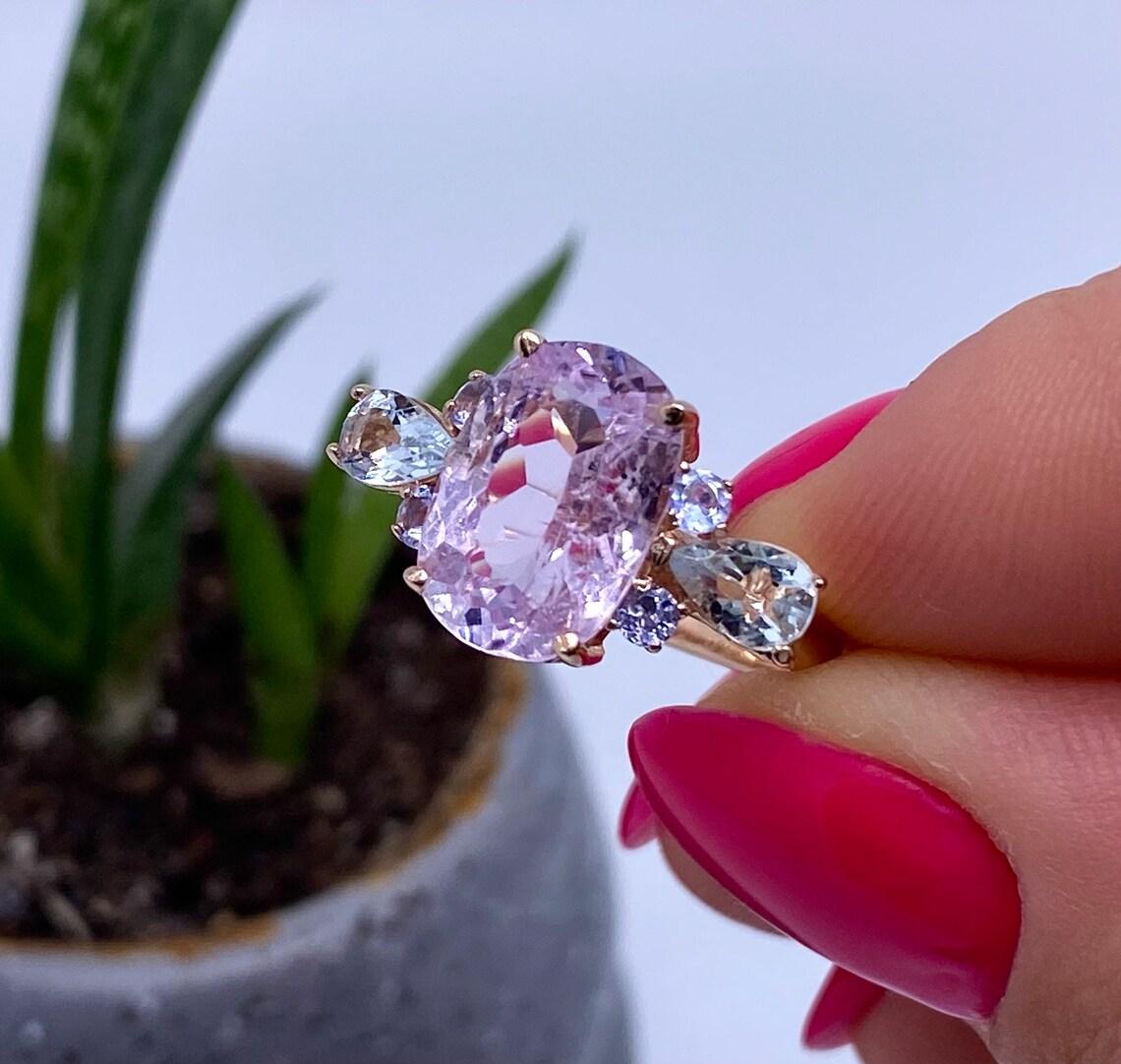 Piedra natural Kunzita
Anillo de oro rosa de 14 quilates

Certificado completo de laboratorio para el anillo.
Piedra principal: Kunzita
Creación de la piedra principal: Natural
Color de la piedra principal: rosa
Origen de la piedra principal: