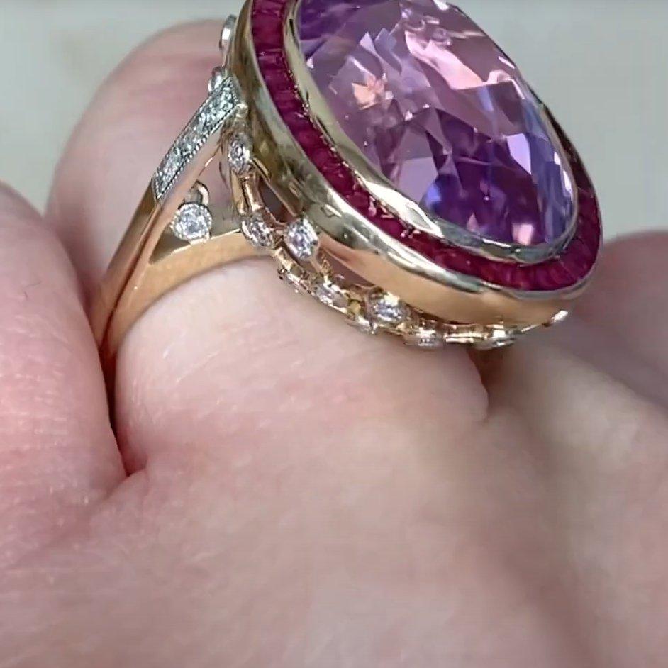Bague en platine, kunzite naturelle (environ 24,1 carats) avec halo de rubis Excellent état - En vente à New York, NY