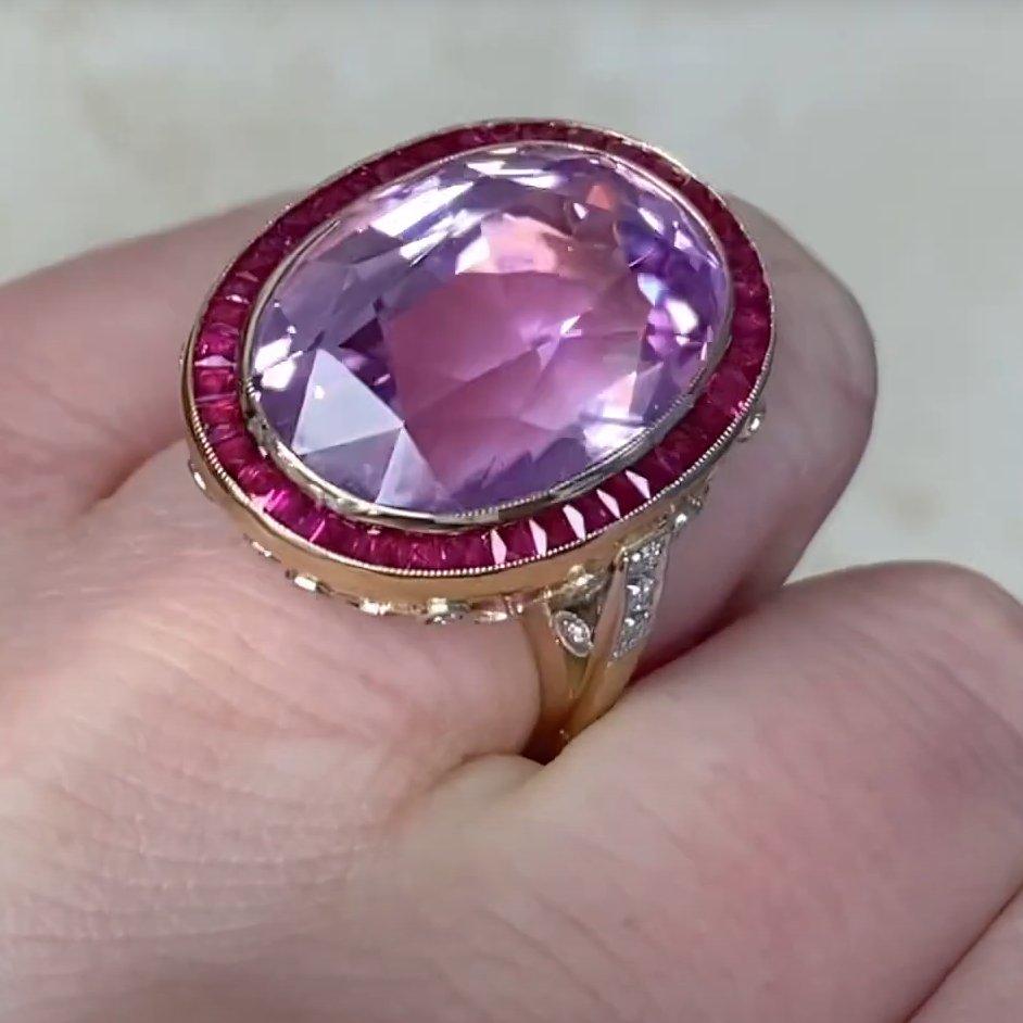 Bague en platine, kunzite naturelle (environ 24,1 carats) avec halo de rubis en vente 1