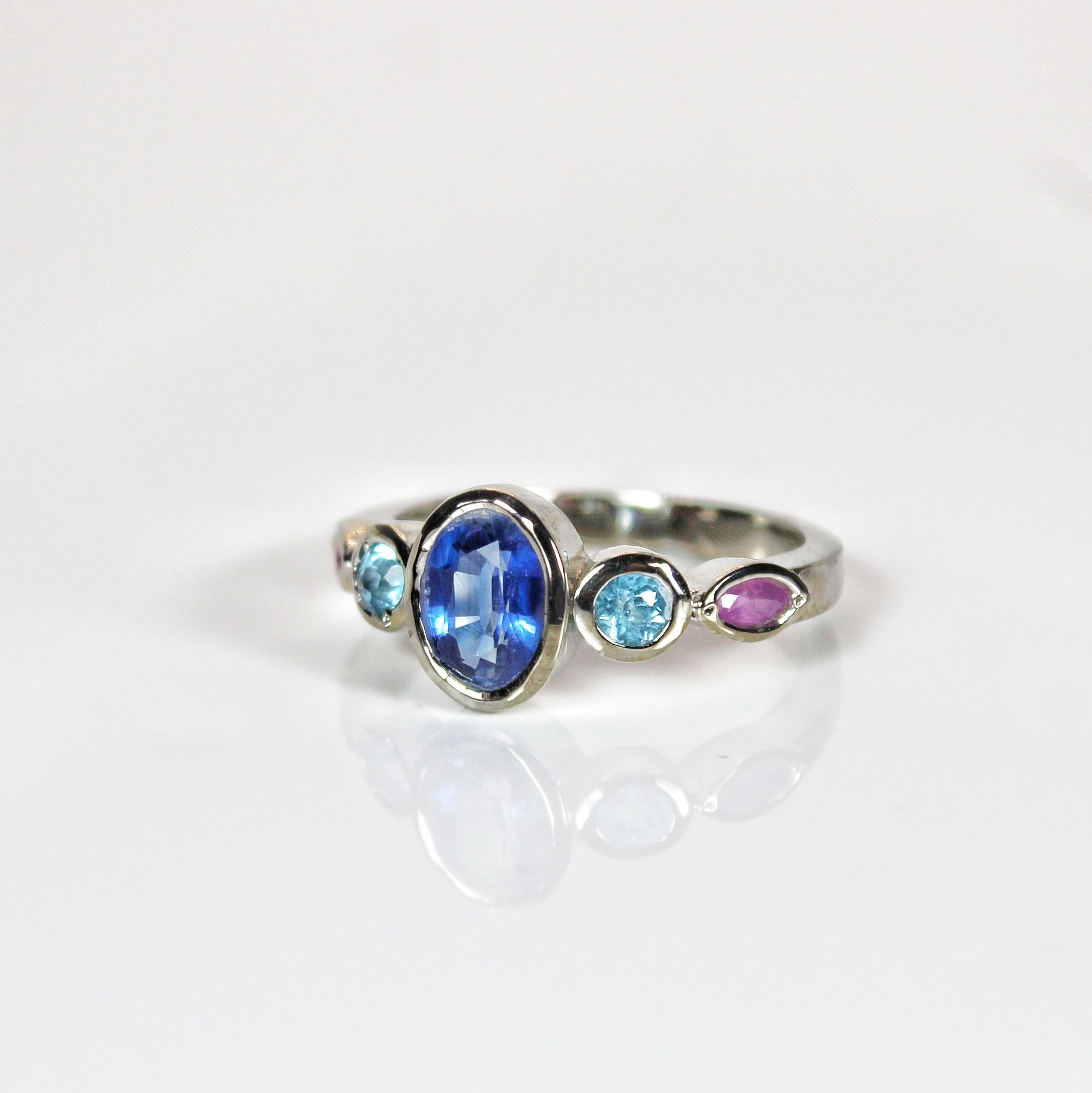 Ring aus natürlichem Kyanit, blauem Topas und rosa Rubin (Kunsthandwerker*in) im Angebot