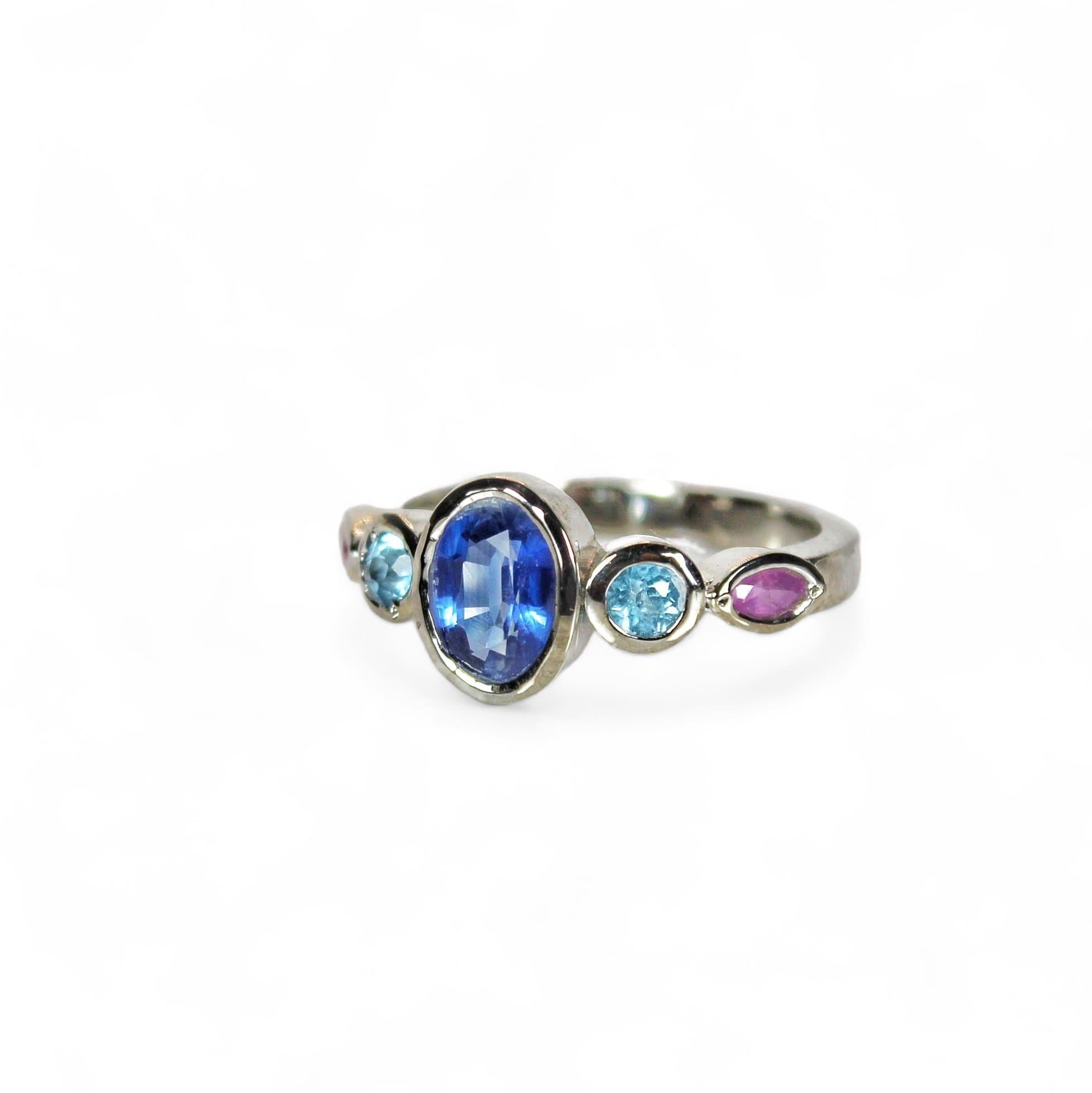 Artisan Bague en Kyanite naturelle, topaze bleue et rubis rose en vente