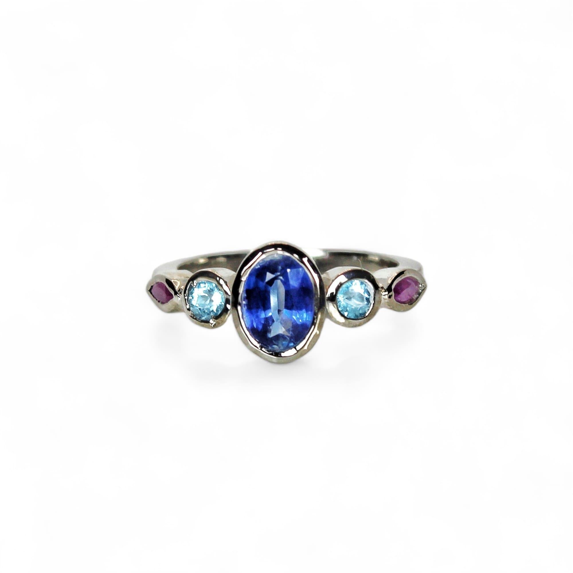 Taille ovale Bague en Kyanite naturelle, topaze bleue et rubis rose en vente