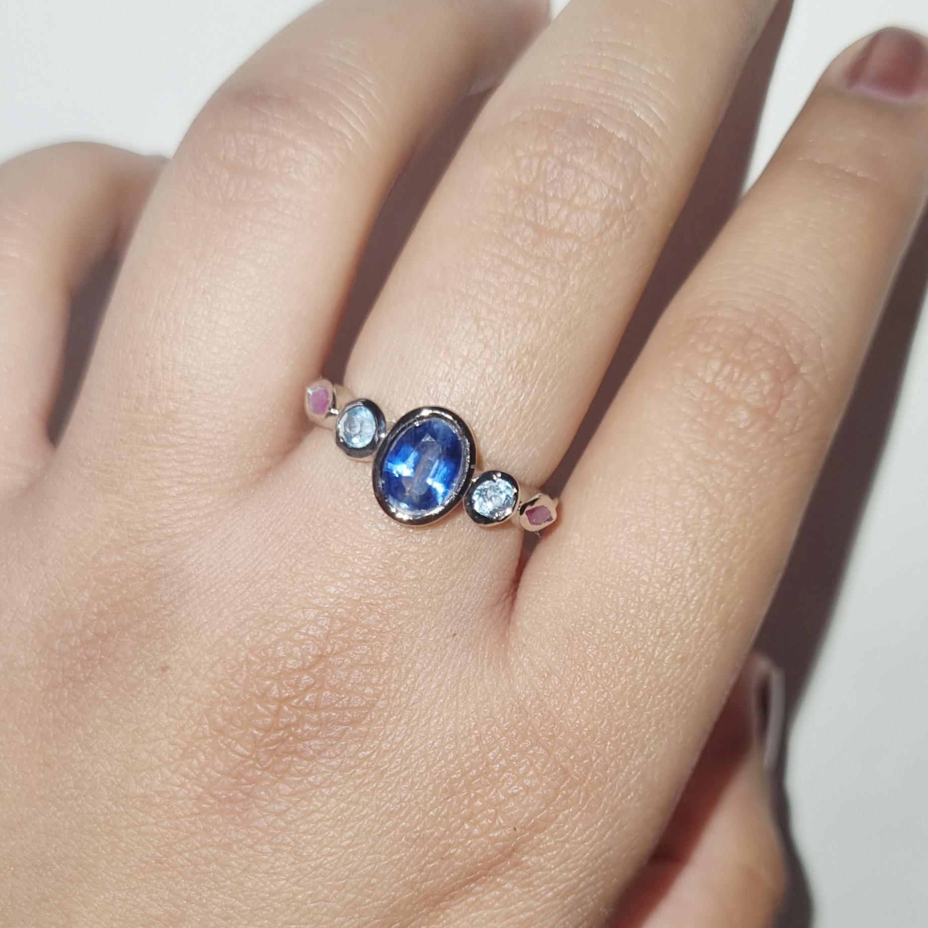 Ring aus natürlichem Kyanit, blauem Topas und rosa Rubin im Zustand „Neu“ im Angebot in Vadgam, GJ