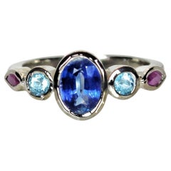 Anello con kyanite naturale, topazio blu e rubino rosa