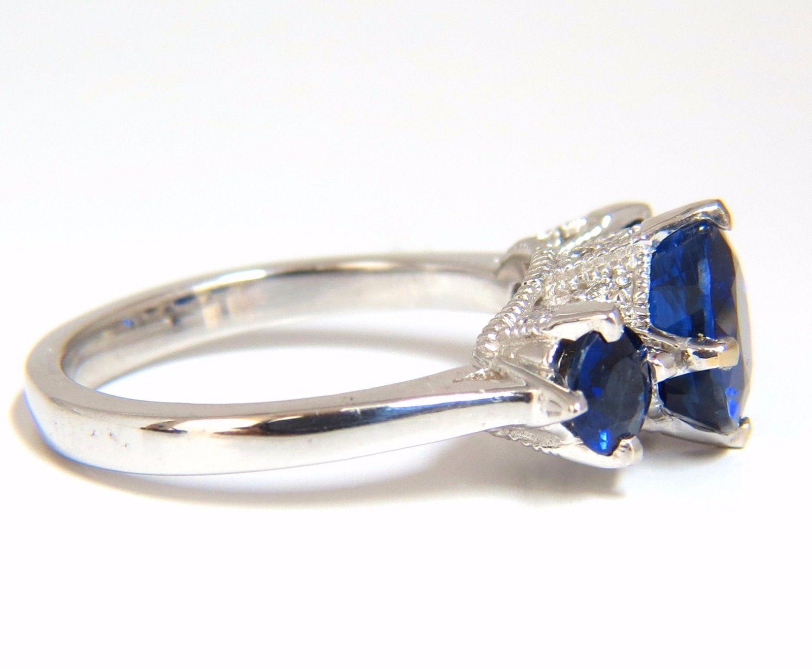 Kyanite Blues, un classique d'inspiration victorienne à trois volets

2.bague de 78ct de kyanite naturelle à coupe ronde.

Bleu vif vibrant

Clarté transparente et nette.

Centre : 8mm de diamètre

.80ct. (2) saphirs naturels sur les côtés

Des