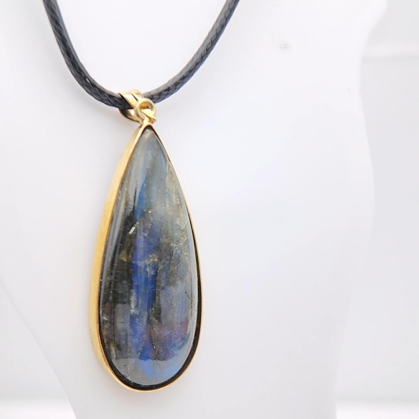 Ciondolo con pietra di labradorite naturale in argento 925 placcato in oro giallo in vendita 6