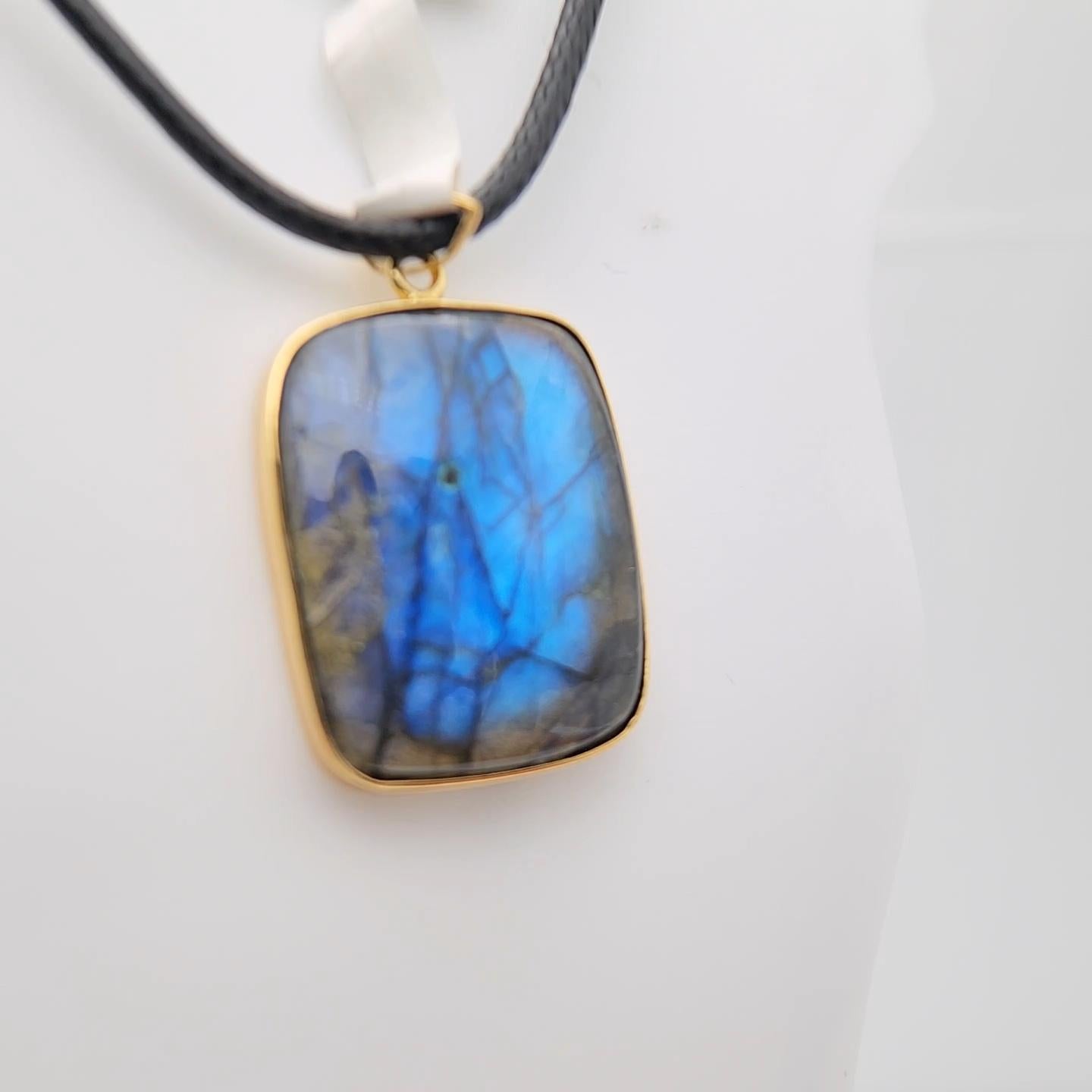 Pendentif en argent sterling plaqué or jaune avec labradorite naturelle en vente 9