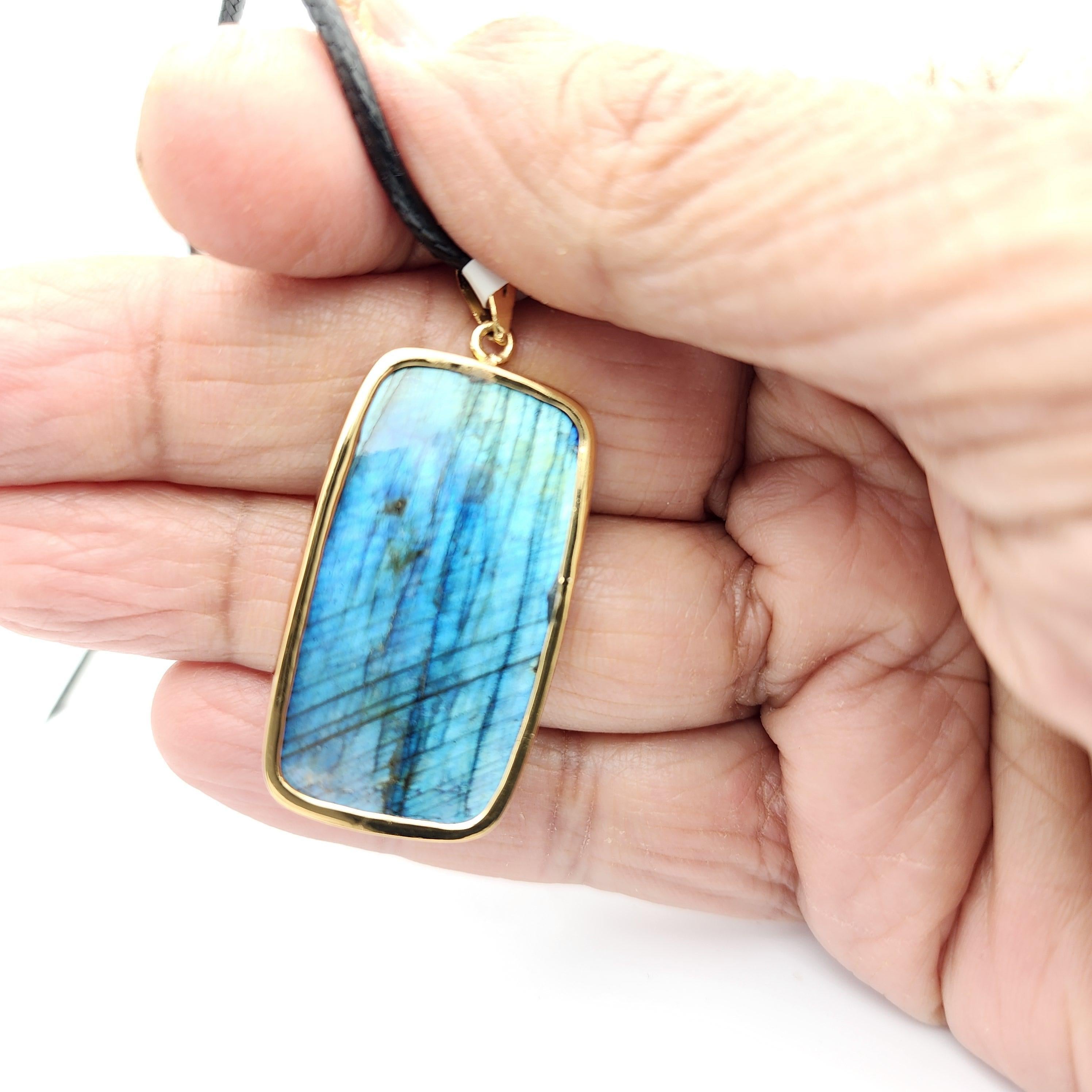 Ciondolo con pietra di labradorite naturale in argento 925 placcato in oro giallo in vendita 10