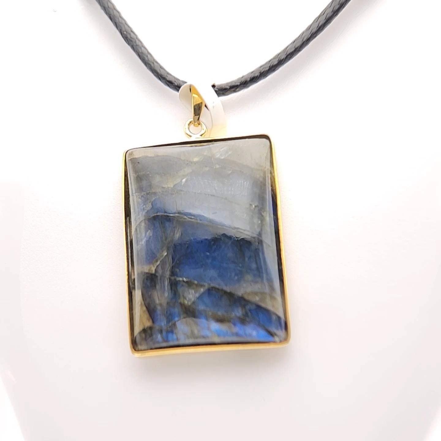 Ciondolo di labradorite naturale 

Presenta un bellissimo flash blu intenso 
Unica chiave di volta Forma rettangolare lunga
Questa pietra è nota per portare stabilità e protezione a chi la indossa. 
Realizzato a mano in argento massiccio e oro