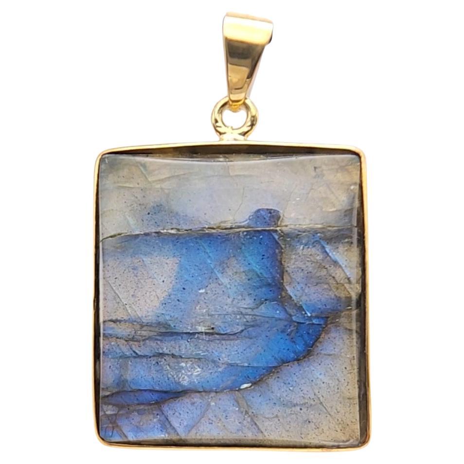 Ciondolo di labradorite naturale 

Presenta un bellissimo flash blu intenso 
Unica chiave di volta Forma quadrata
Questa pietra è nota per portare stabilità e protezione a chi la indossa. 
Realizzato a mano in argento massiccio e oro giallo 14