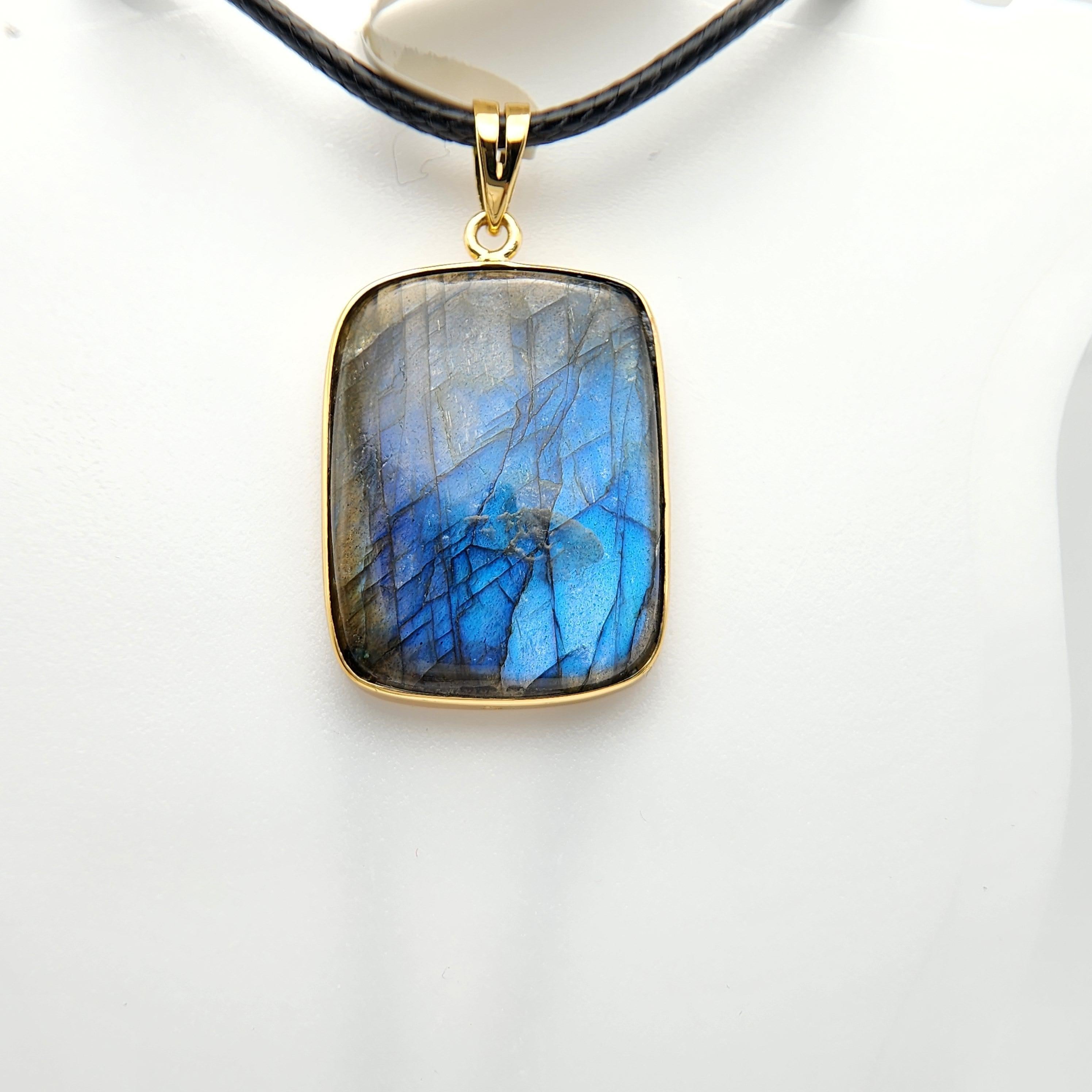 Ciondolo di labradorite naturale 

Presenta un bellissimo flash blu intenso 
Unica chiave di volta Forma rettangolare lunga
Questa pietra è nota per portare stabilità e protezione a chi la indossa. 
Realizzato a mano in argento massiccio e oro