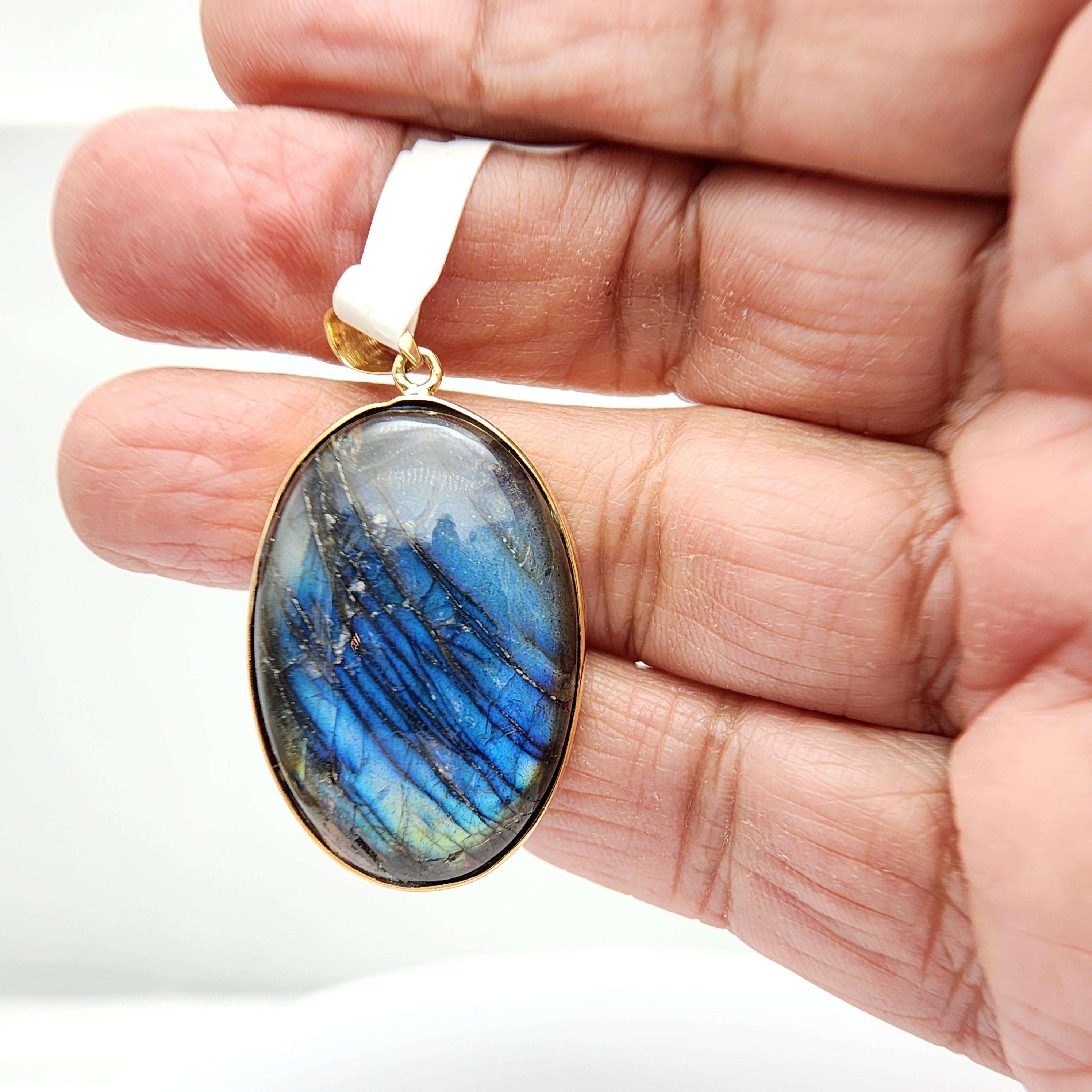 Ciondolo di labradorite naturale 

Presenta un bellissimo flash blu intenso 
Unica chiave di volta Forma ovale lunga
Questa pietra è nota per portare stabilità e protezione a chi la indossa. 
Realizzato a mano in argento massiccio e oro giallo 14