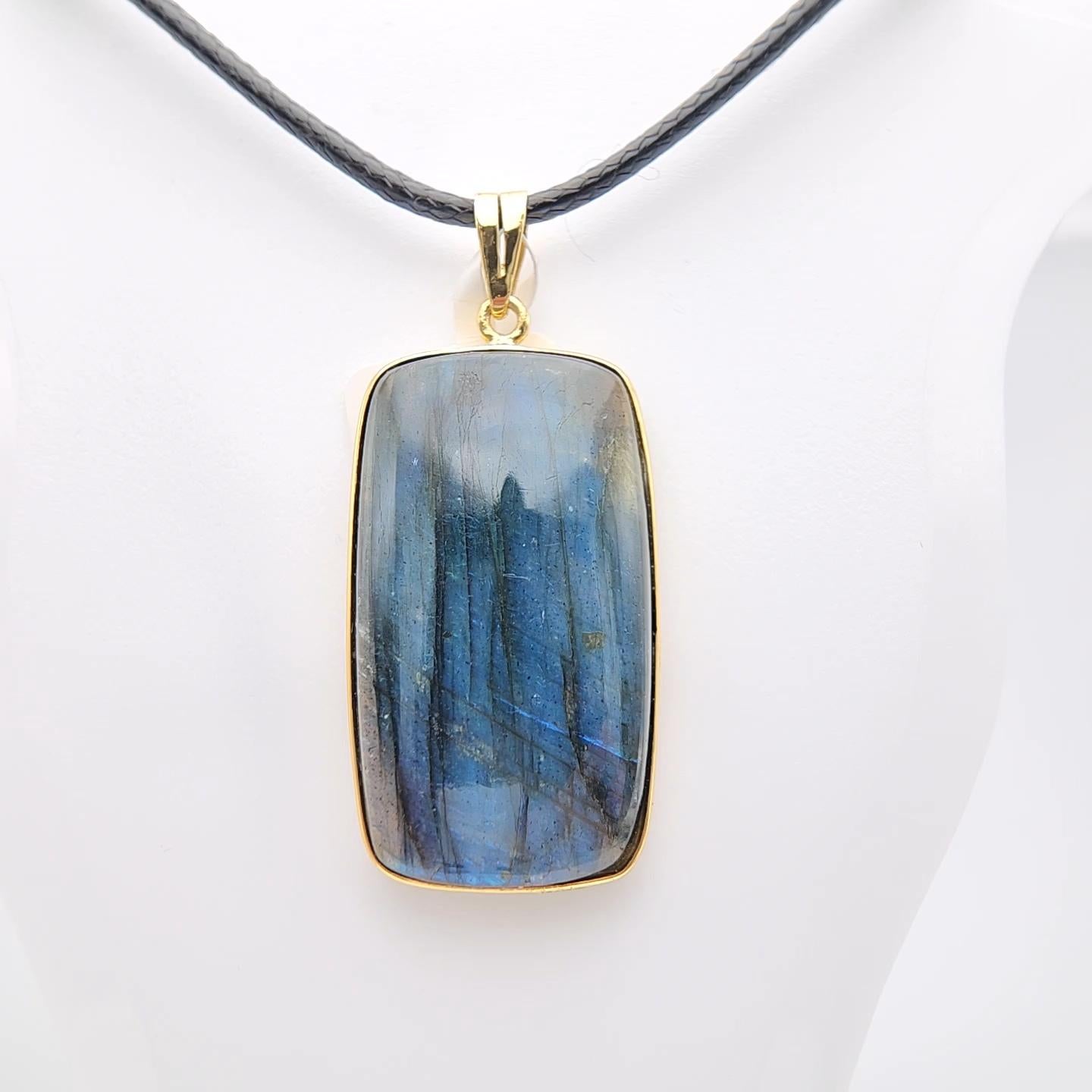 Arts and Crafts Ciondolo con pietra di labradorite naturale in argento 925 placcato in oro giallo in vendita