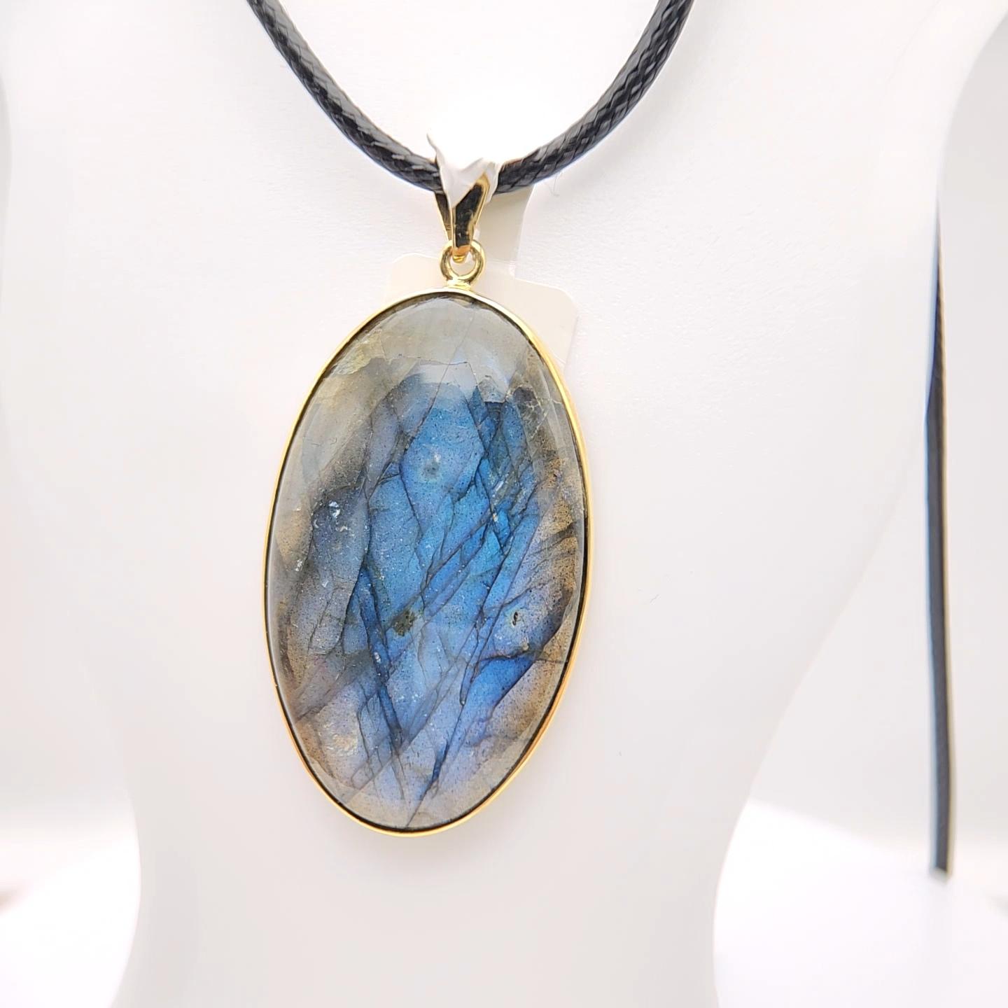 Arts and Crafts Ciondolo con pietra di labradorite naturale in argento 925 placcato in oro giallo in vendita