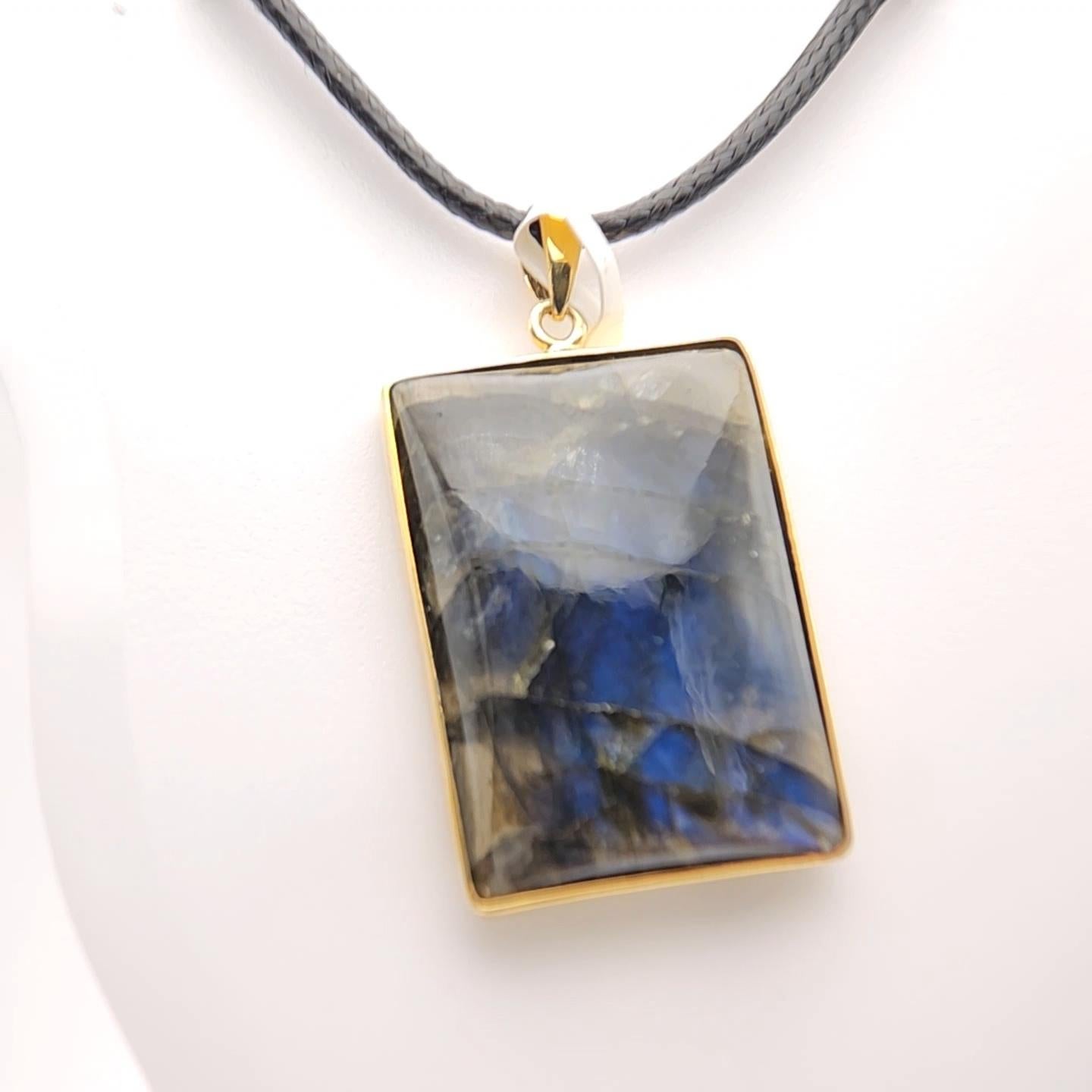 Arts and Crafts Ciondolo con pietra di labradorite naturale in argento 925 placcato in oro giallo in vendita