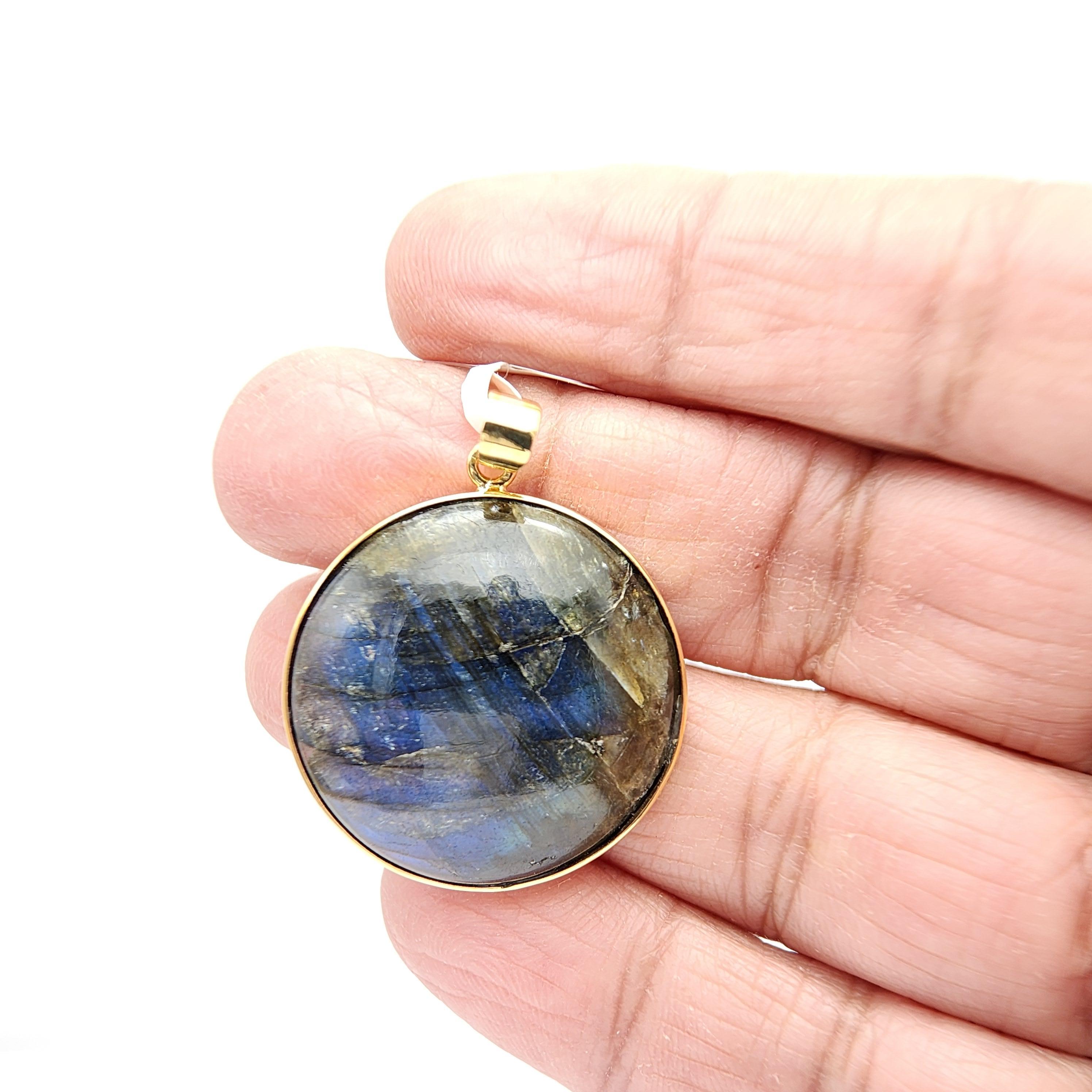 Arts and Crafts Ciondolo con pietra di labradorite naturale in argento 925 placcato in oro giallo in vendita
