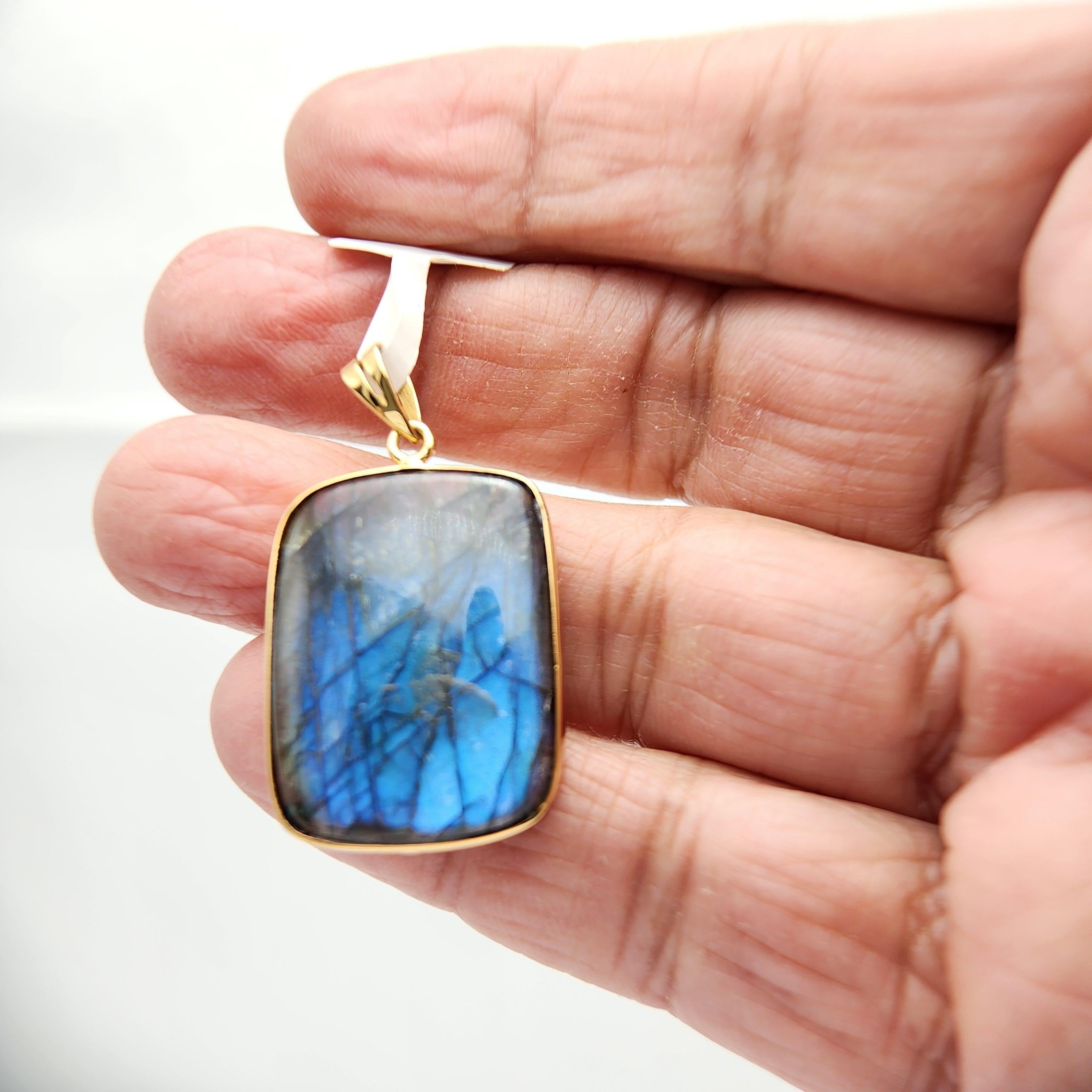 Arts and Crafts Ciondolo con pietra di labradorite naturale in argento 925 placcato in oro giallo in vendita