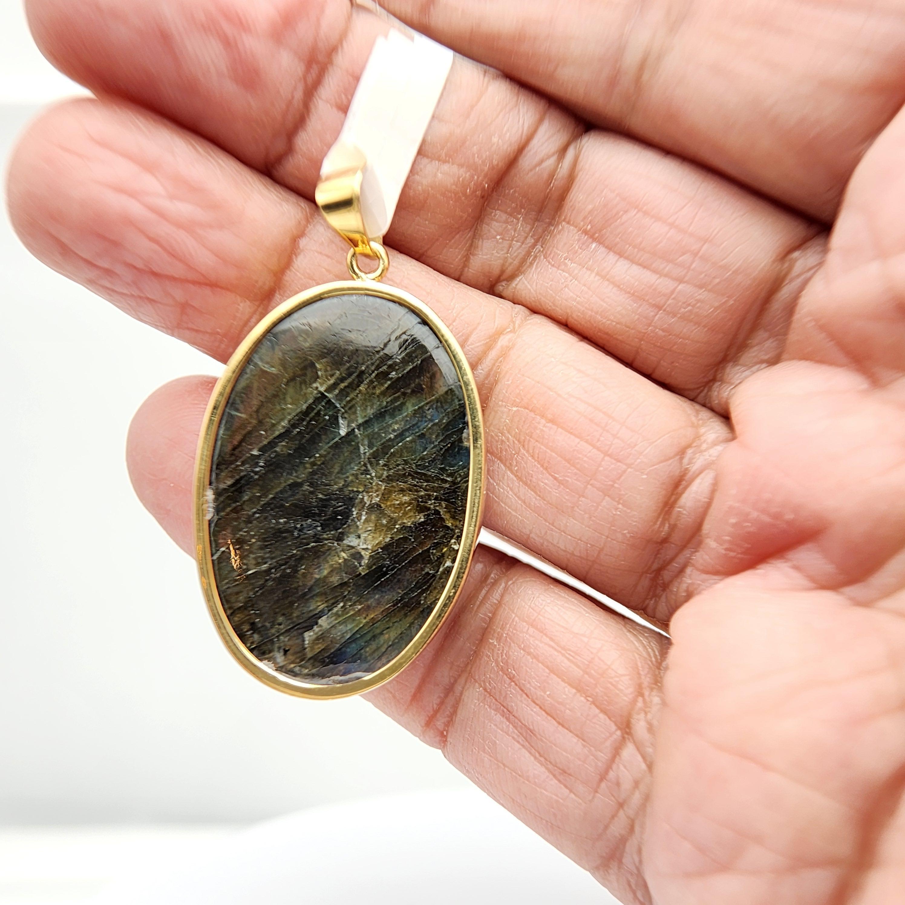 Arts and Crafts Ciondolo con pietra di labradorite naturale in argento 925 placcato in oro giallo in vendita