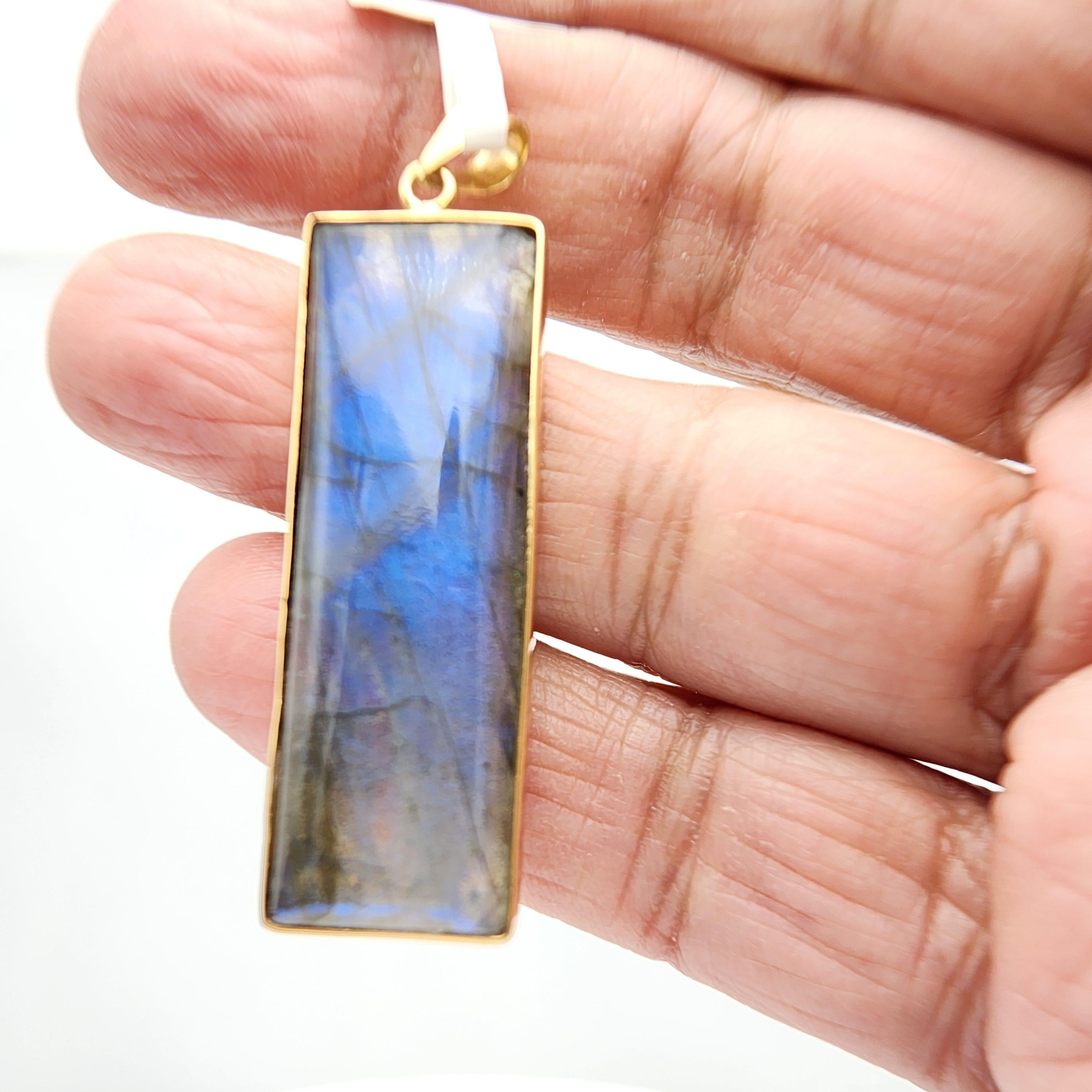 Arts and Crafts Ciondolo con pietra di labradorite naturale in argento 925 placcato in oro giallo in vendita