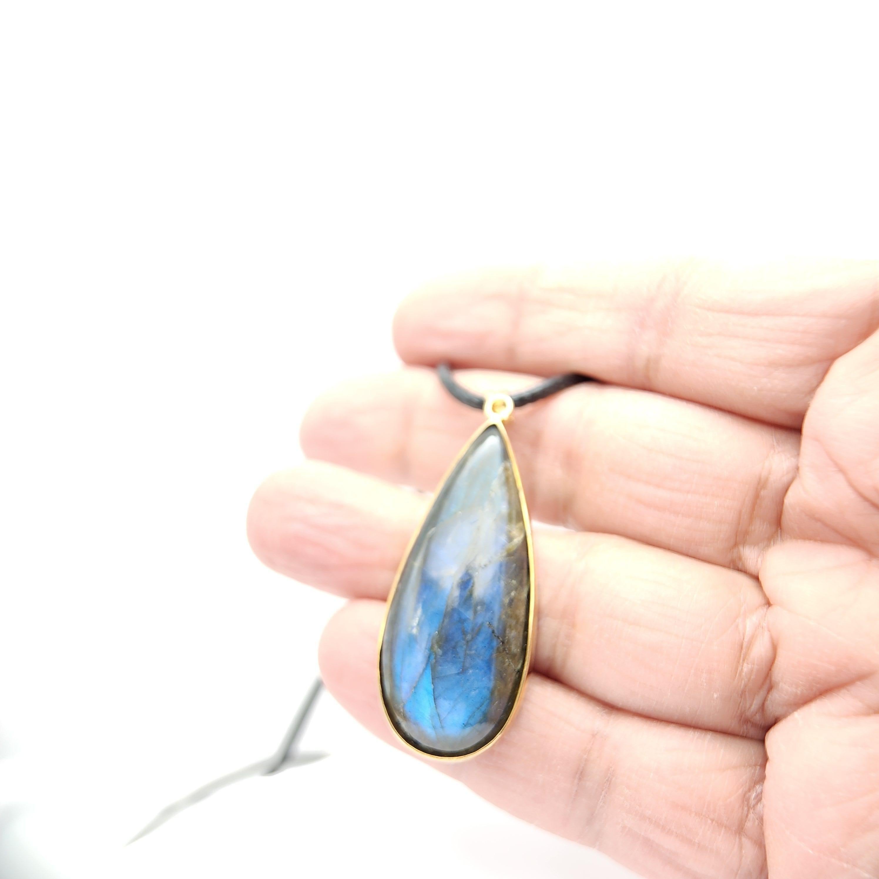 Arts and Crafts Ciondolo con pietra di labradorite naturale in argento 925 placcato in oro giallo in vendita