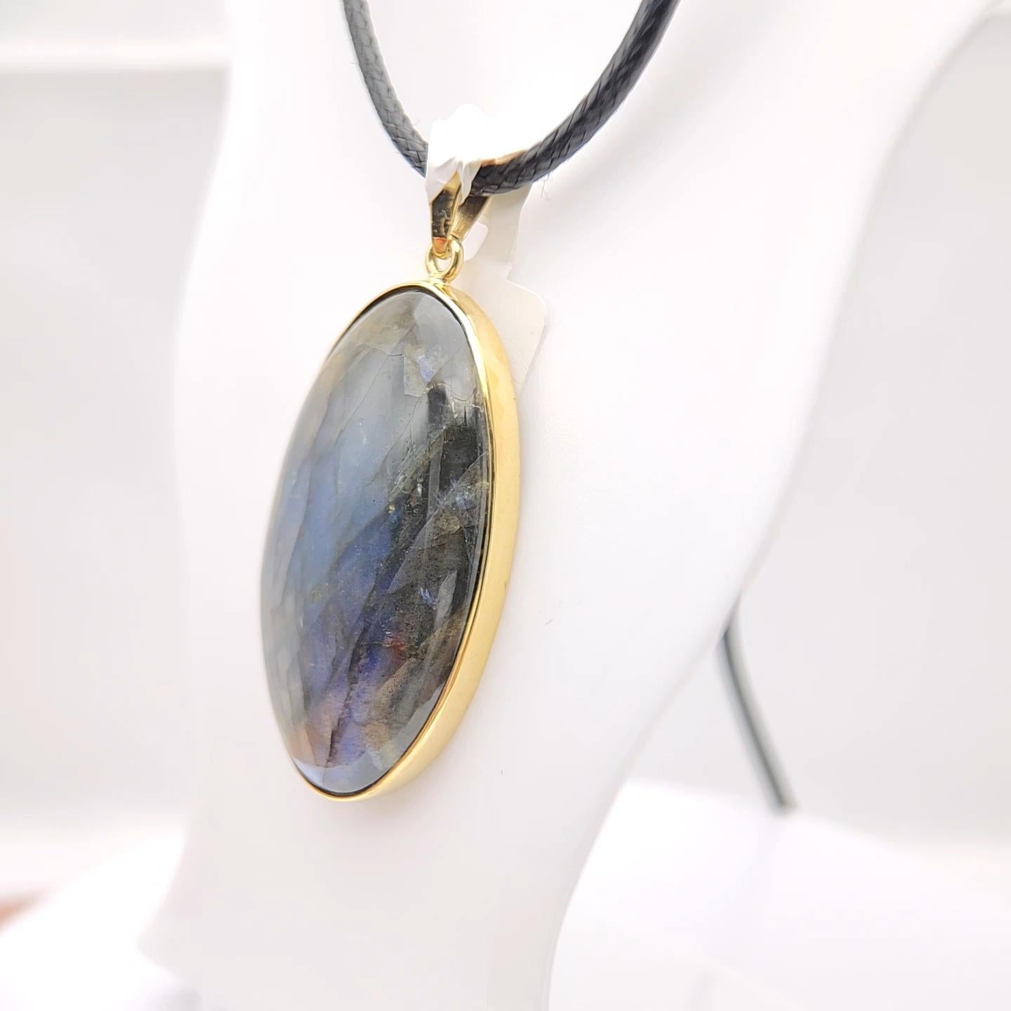 Taglio ovale Ciondolo con pietra di labradorite naturale in argento 925 placcato in oro giallo in vendita
