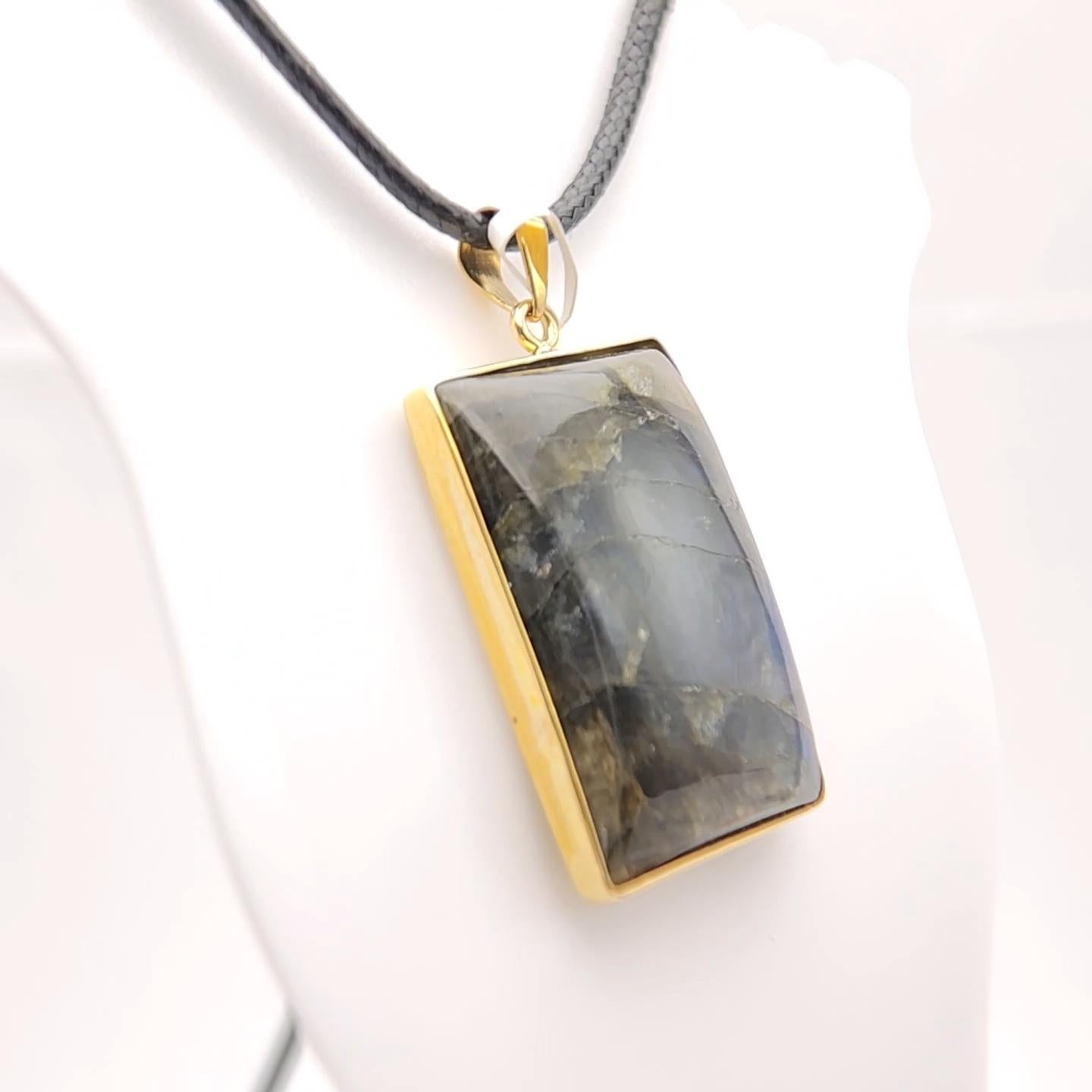 Quadrato Ciondolo con pietra di labradorite naturale in argento 925 placcato in oro giallo in vendita
