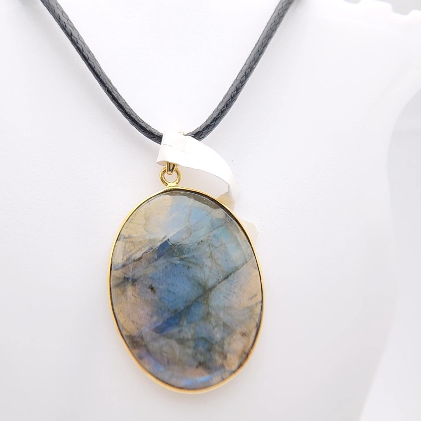Taille ovale Pendentif en argent sterling plaqué or jaune avec labradorite naturelle en vente