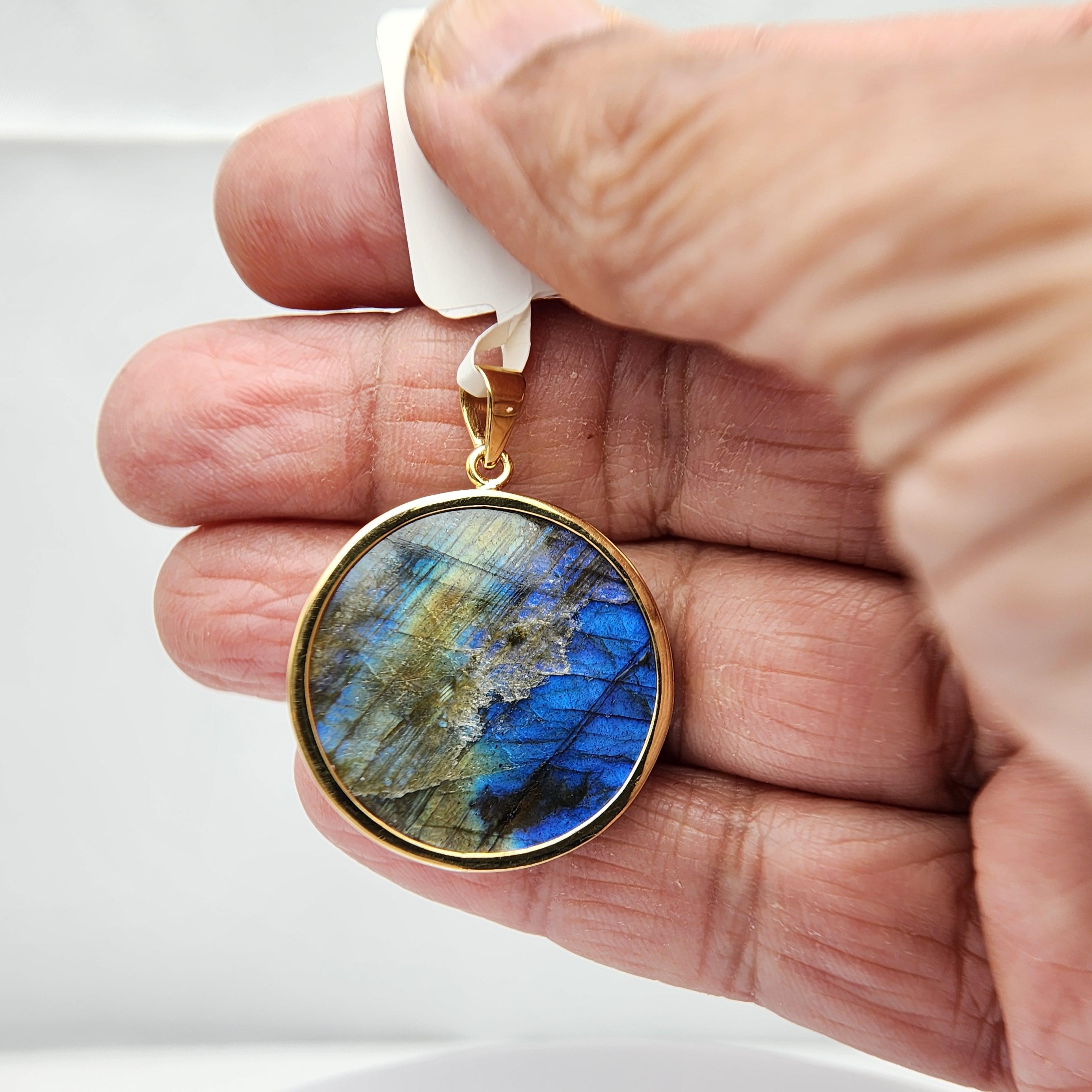 Taglio rotondo Ciondolo con pietra di labradorite naturale in argento 925 placcato in oro giallo in vendita