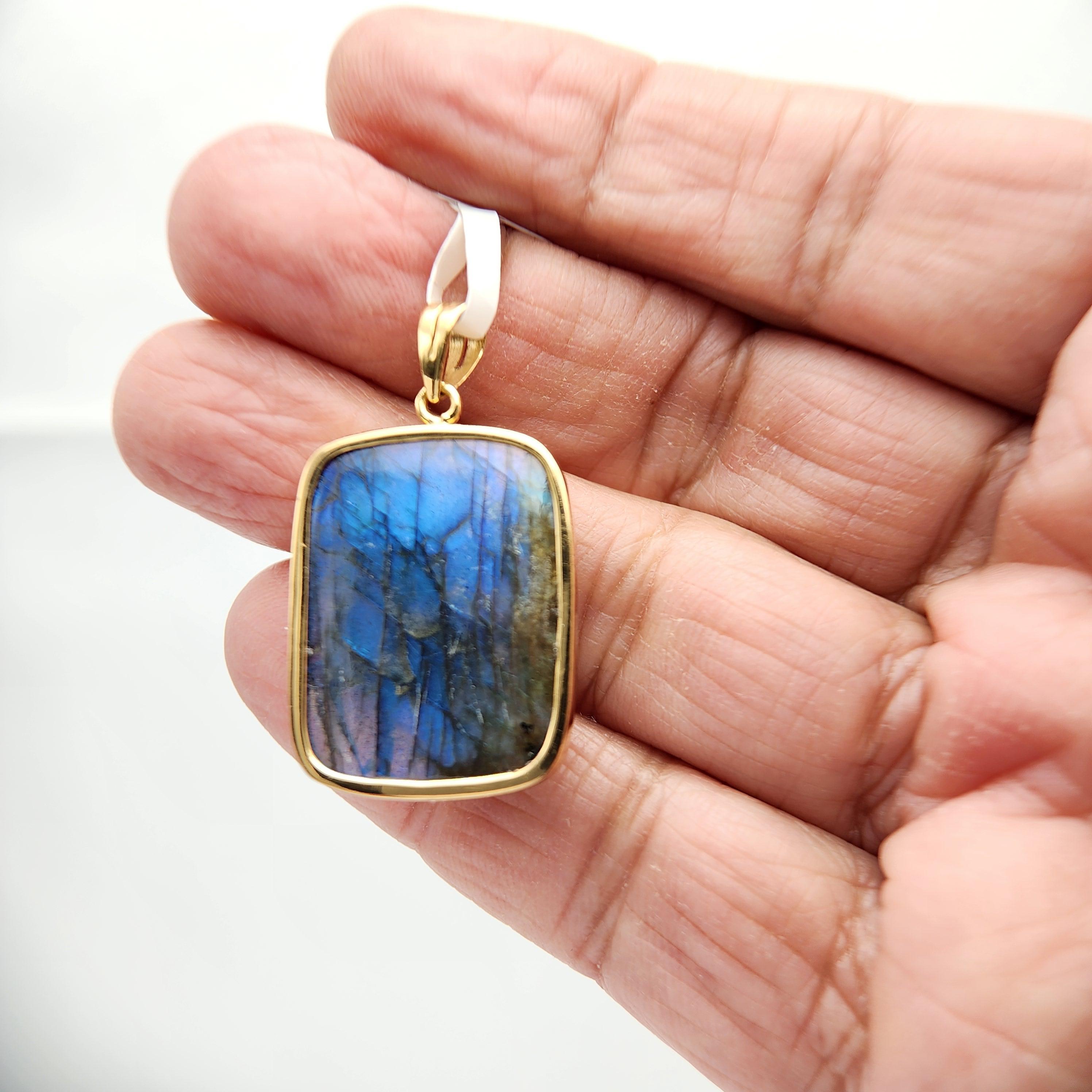 Quadrato Ciondolo con pietra di labradorite naturale in argento 925 placcato in oro giallo in vendita
