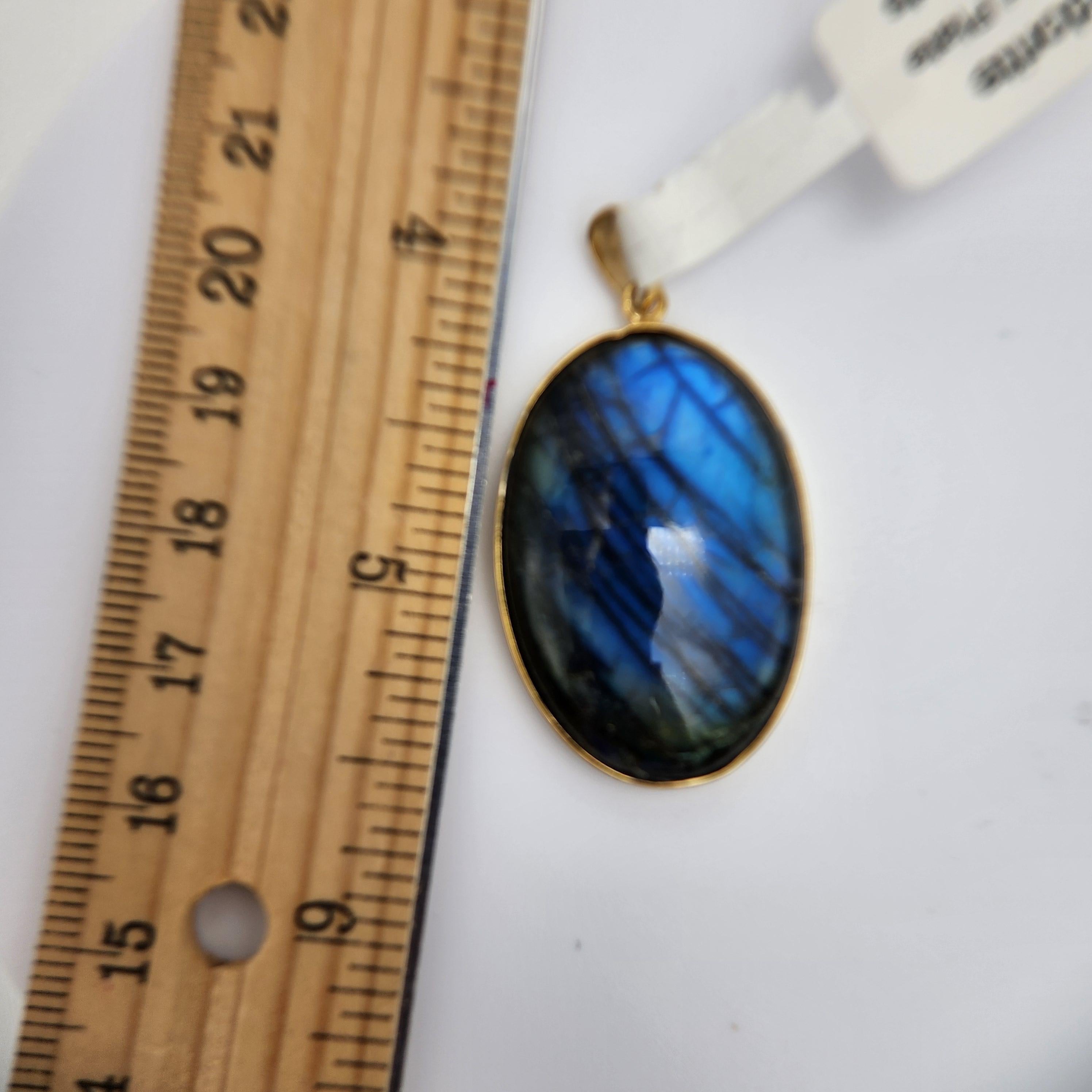 Taglio ovale Ciondolo con pietra di labradorite naturale in argento 925 placcato in oro giallo in vendita