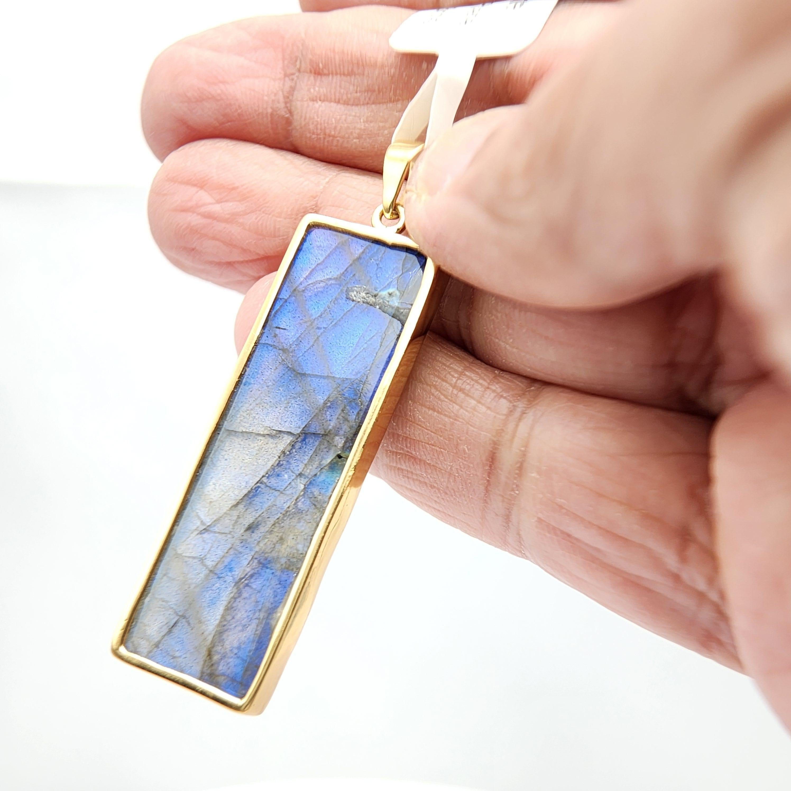 Taglio baguette Ciondolo con pietra di labradorite naturale in argento 925 placcato in oro giallo in vendita