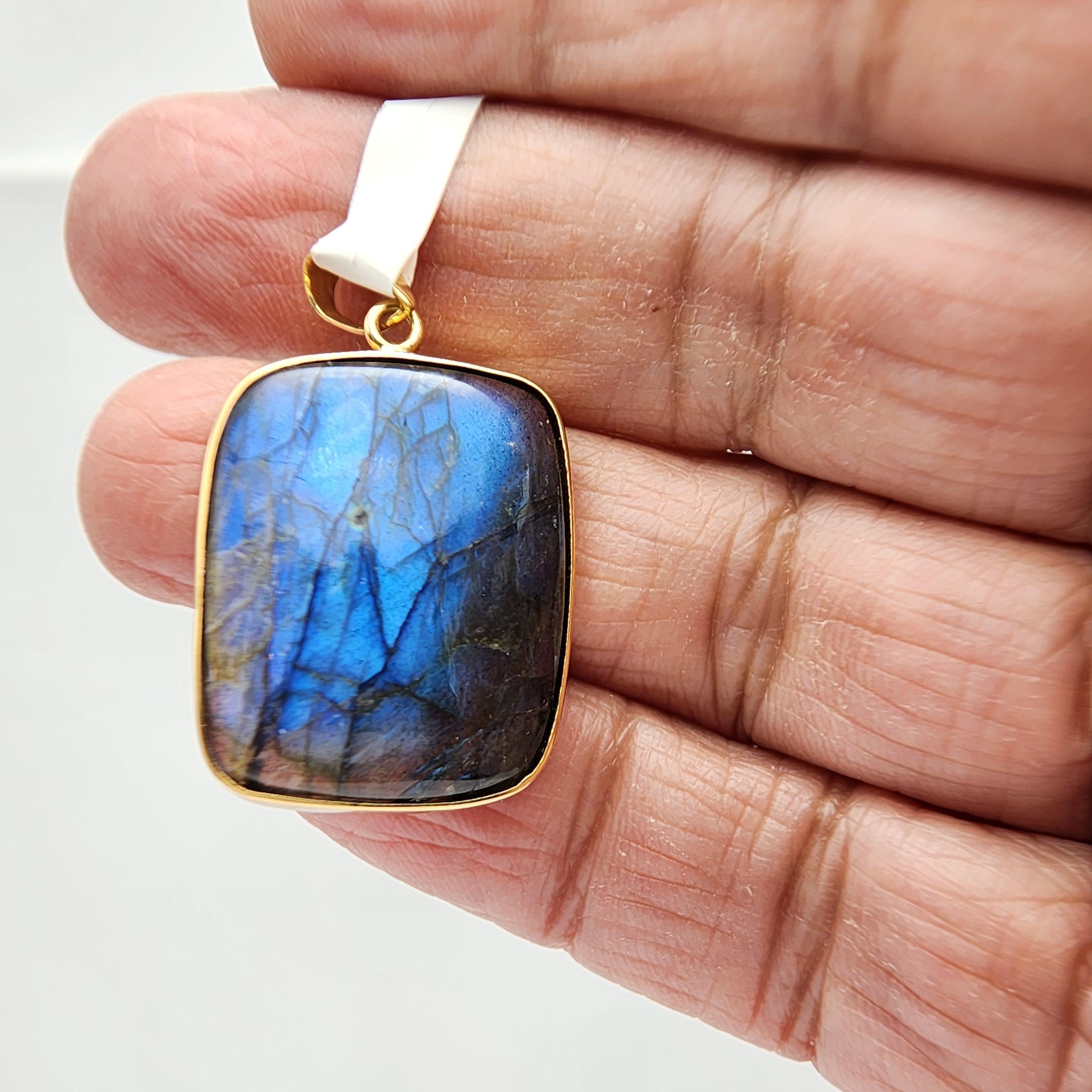 Taille carrée Pendentif en argent sterling plaqué or jaune avec labradorite naturelle en vente